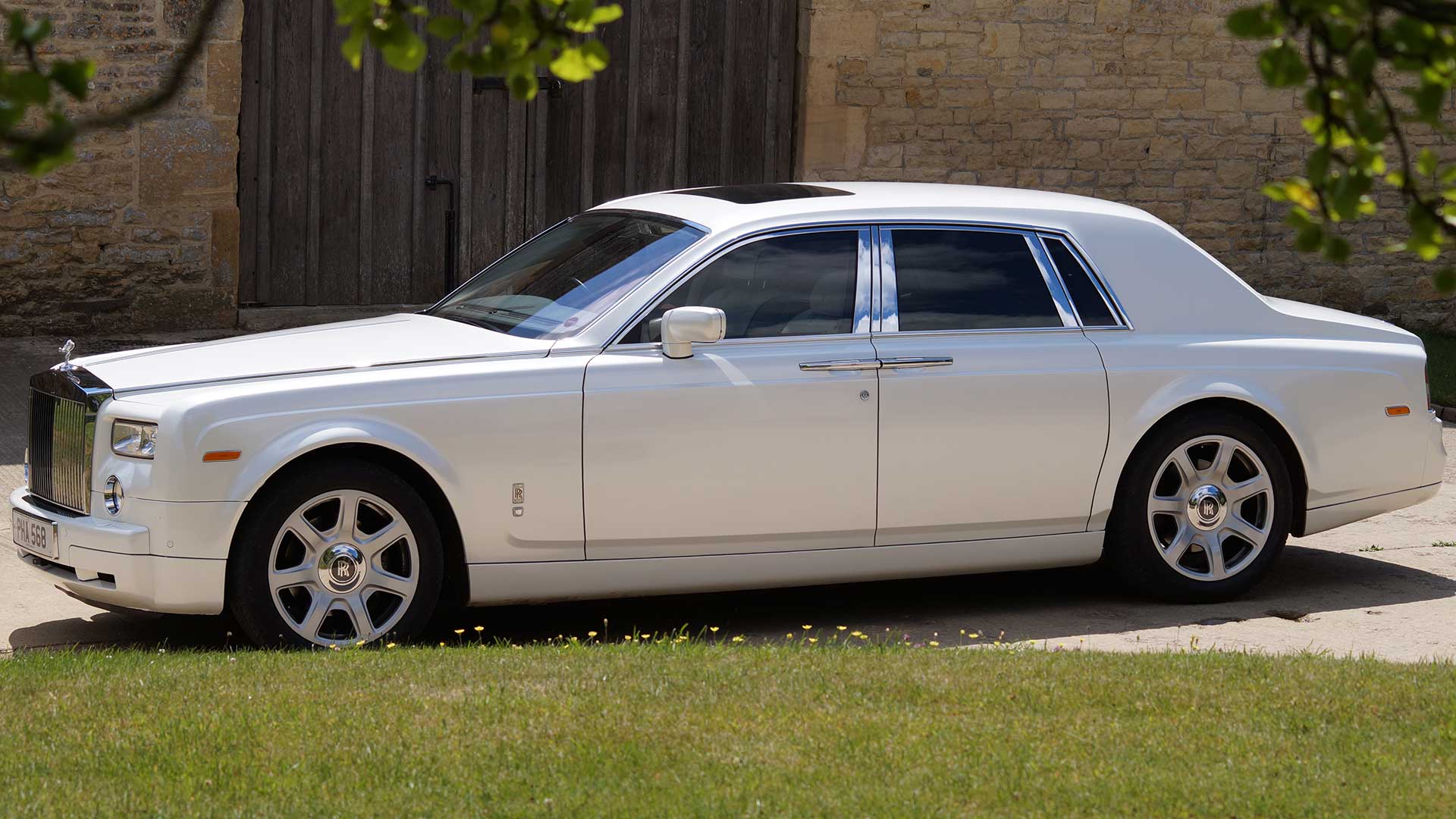 Téléchargez des papiers peints mobile Rolls Royce, Voiture, Véhicules, Voiture Blanche, Rolls Royce Phantom gratuitement.