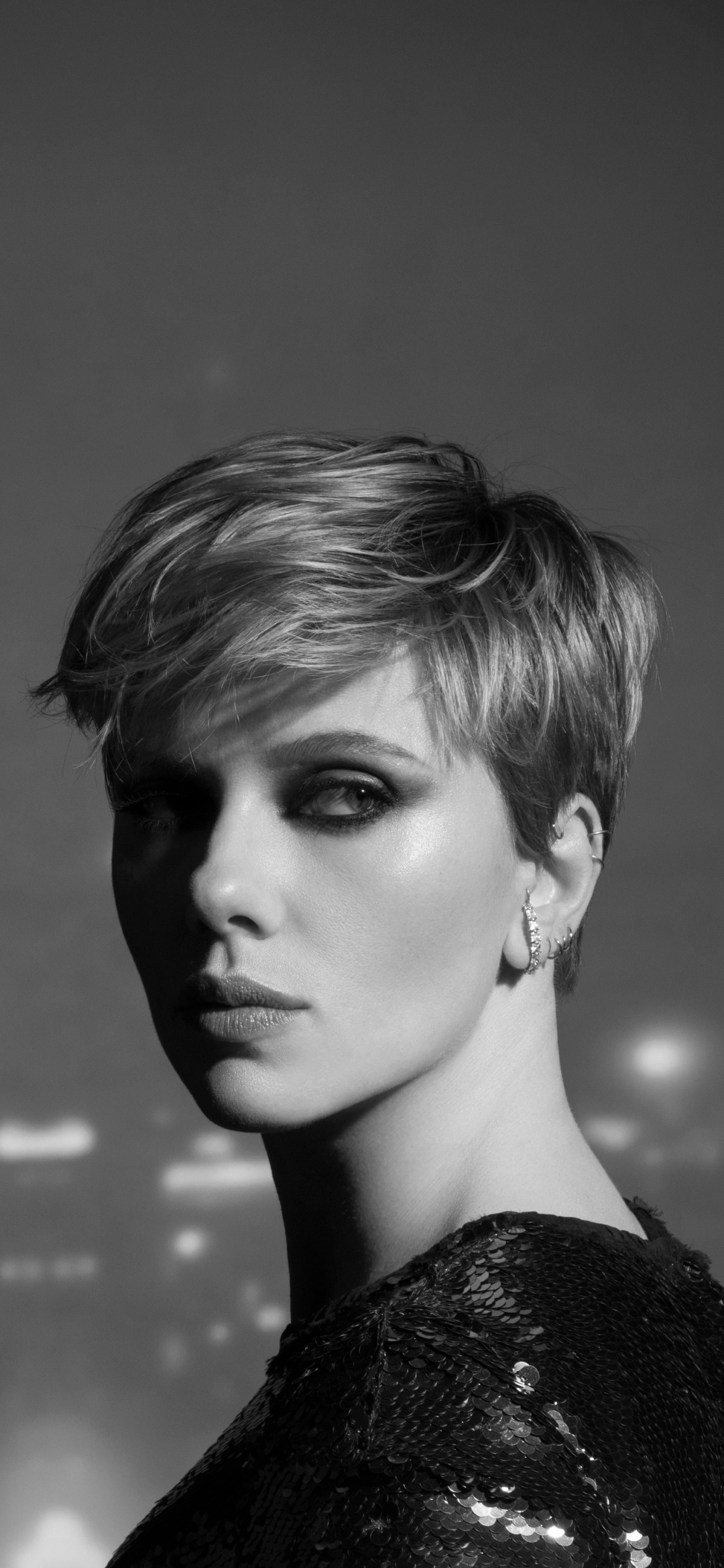 Handy-Wallpaper Scarlett Johansson, Schwarz Weiß, Amerikanisch, Schwarz Weiss, Berühmtheiten, Kurzes Haar, Darstellerin kostenlos herunterladen.