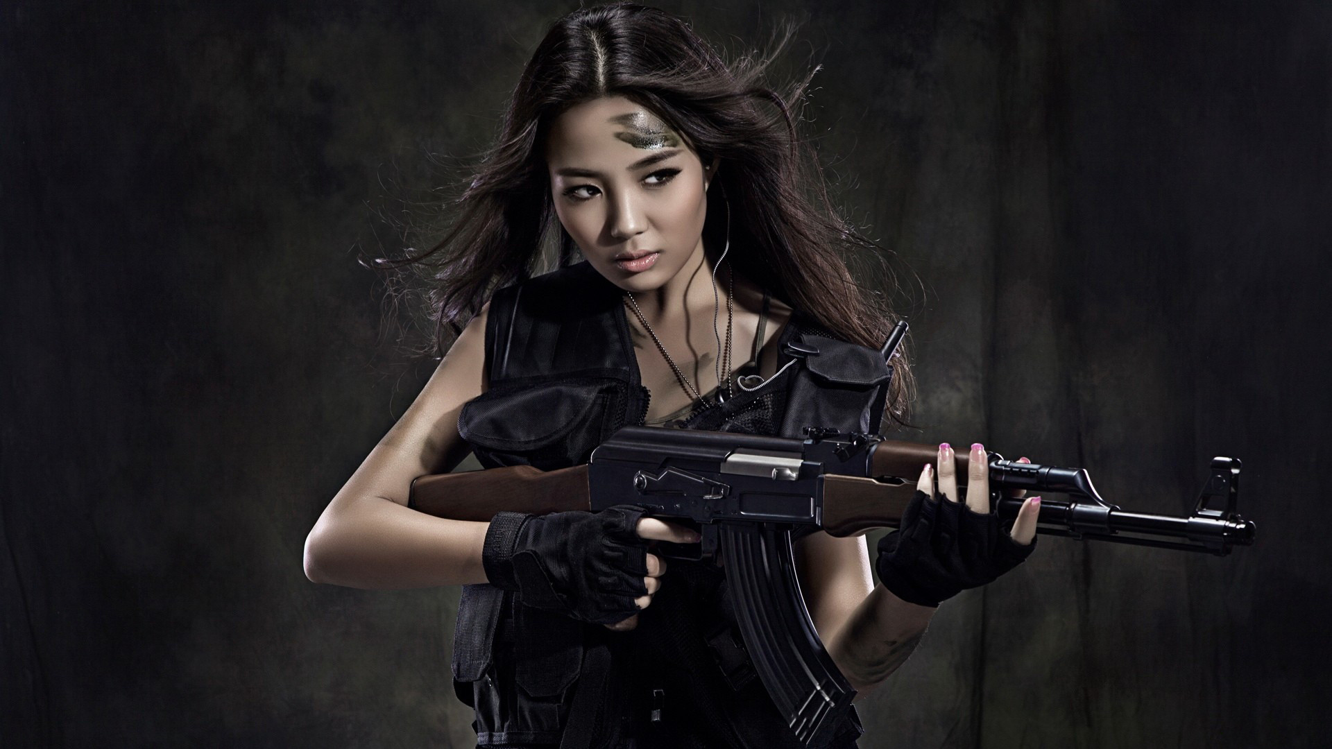 Laden Sie das Frauen, Frauen & Waffen-Bild kostenlos auf Ihren PC-Desktop herunter