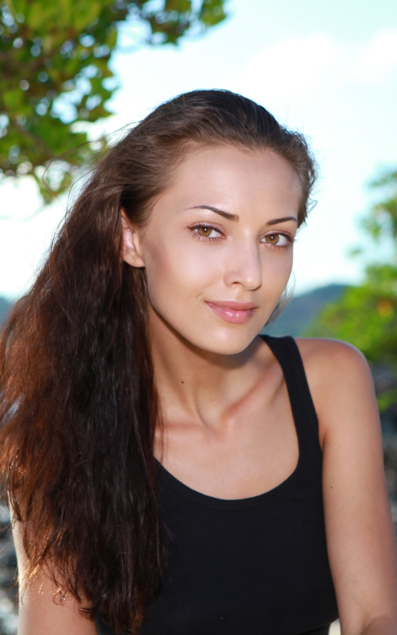 Handy-Wallpaper Lächeln, Modell, Frauen, Braune Augen, Lange Haare, Braune Haare, Anna Sbitnaja kostenlos herunterladen.