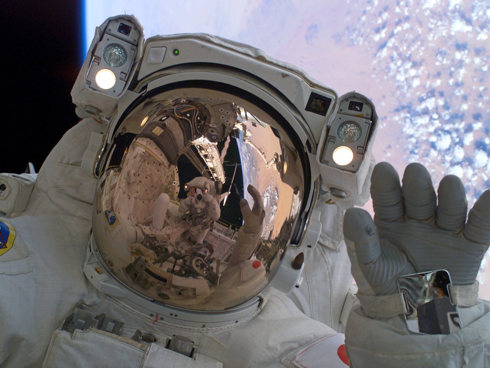 1076386 завантажити картинку космос, створено людиною, наса, космонавт, з космосу, рефлексія - шпалери і заставки безкоштовно