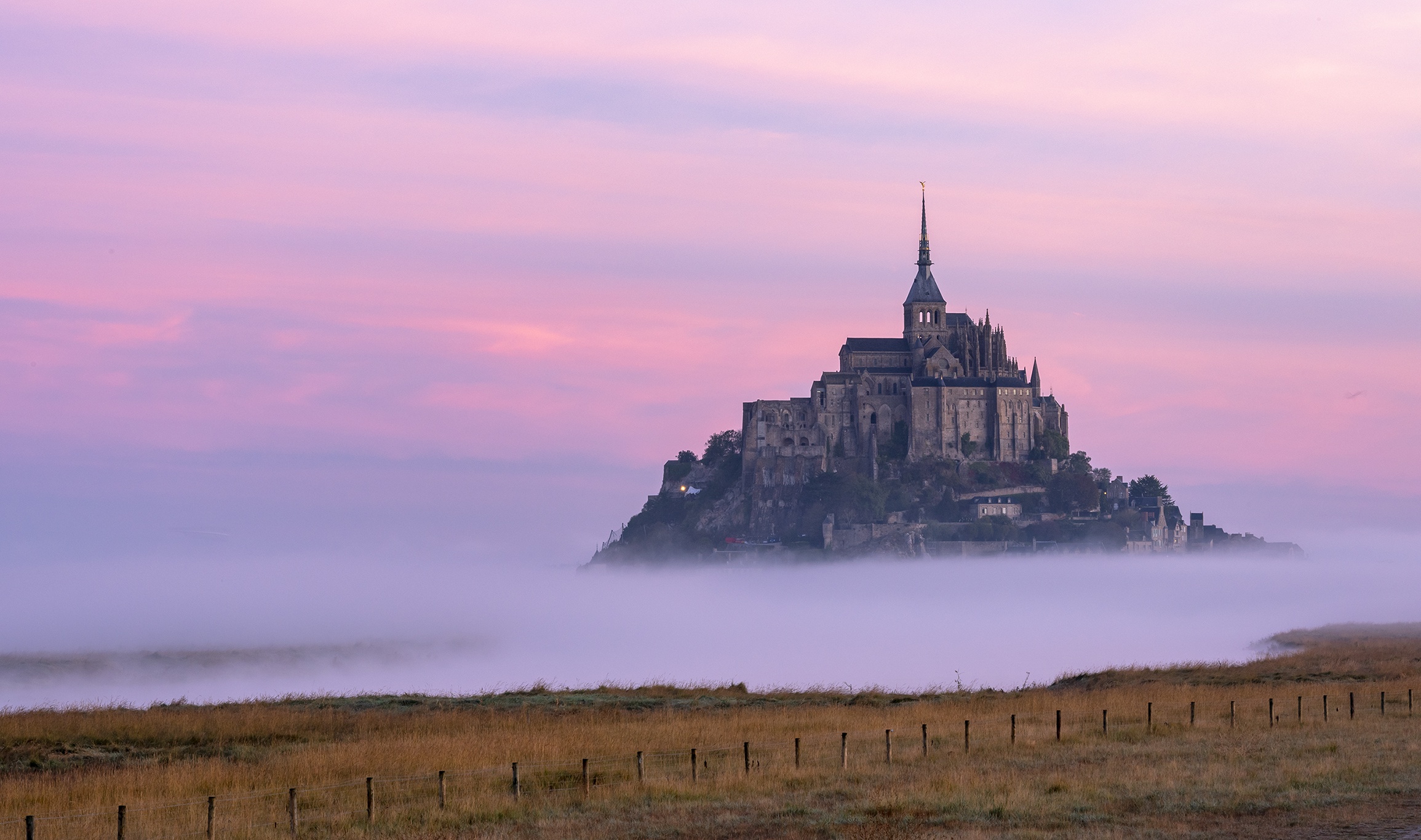 924618 descargar imagen religioso, monte saint michel, abadía, niebla, francia: fondos de pantalla y protectores de pantalla gratis