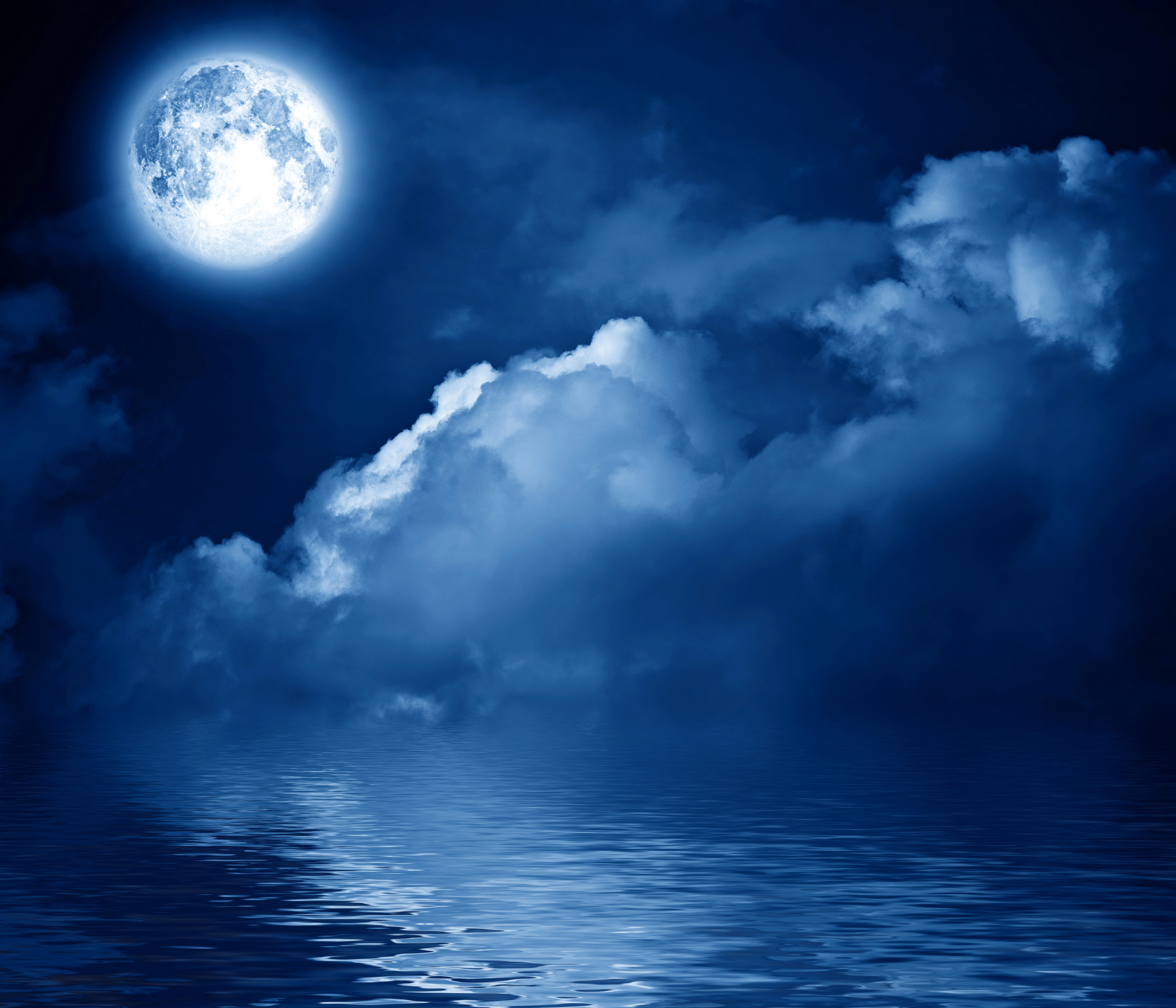Скачать картинку Небо, Облака, Луна, Океан, Синий, Художественные в телефон бесплатно.