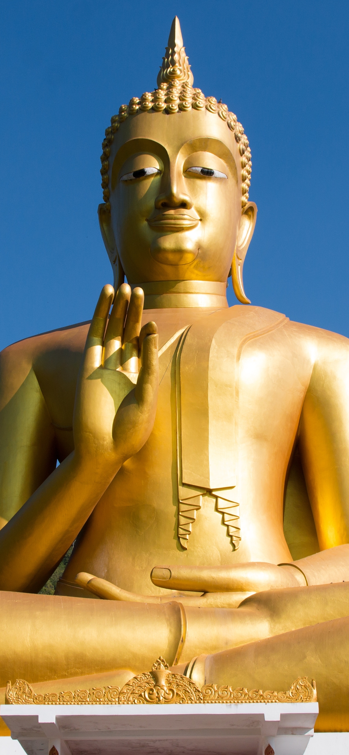 Скачать картинку Будда, Статуя, Буддизм, Золотой, Религия, Религиозные в телефон бесплатно.
