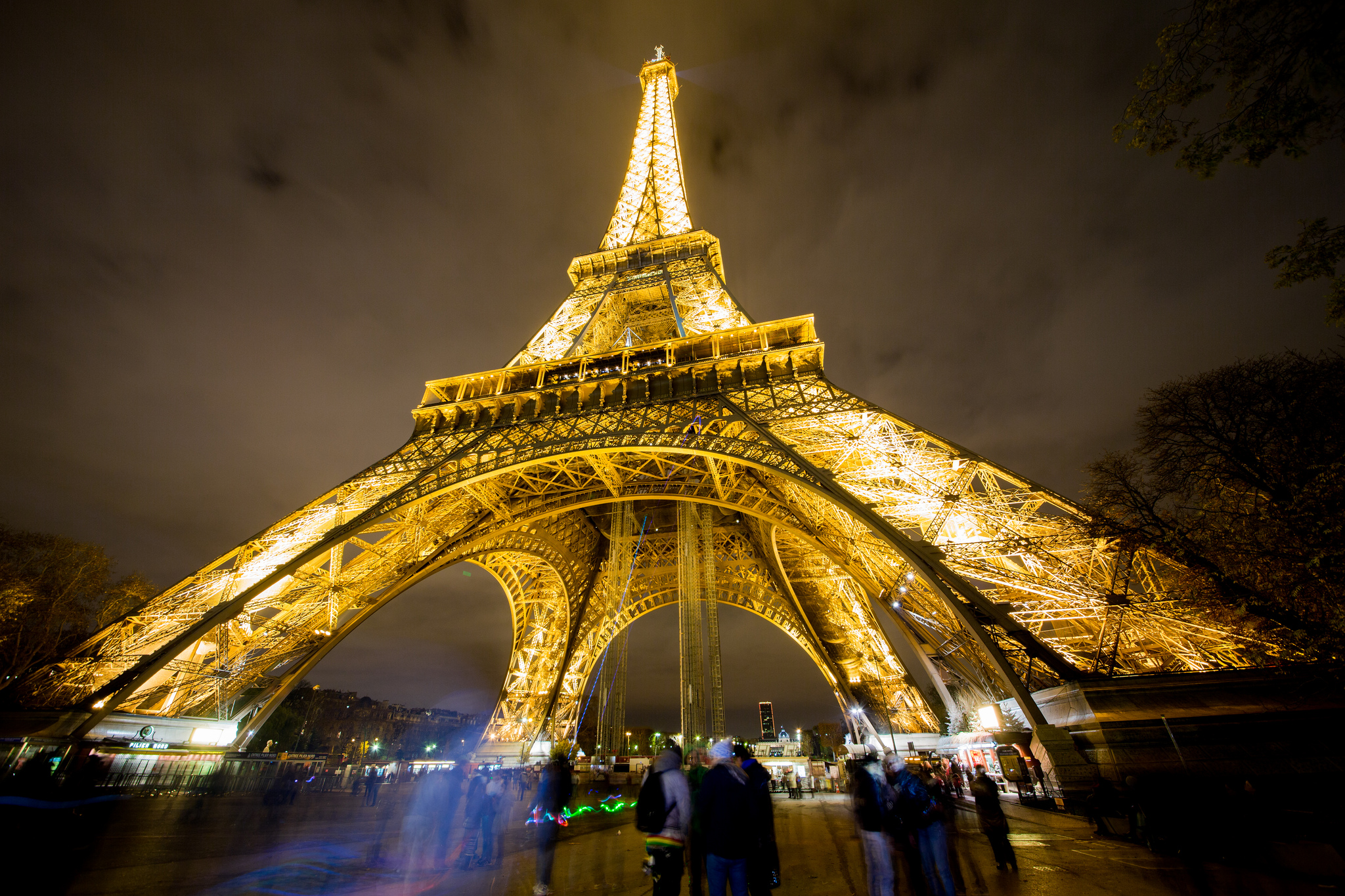 Téléchargez des papiers peints mobile Nuit, Tour Eiffel, Lumière, Les Monuments, Construction Humaine gratuitement.