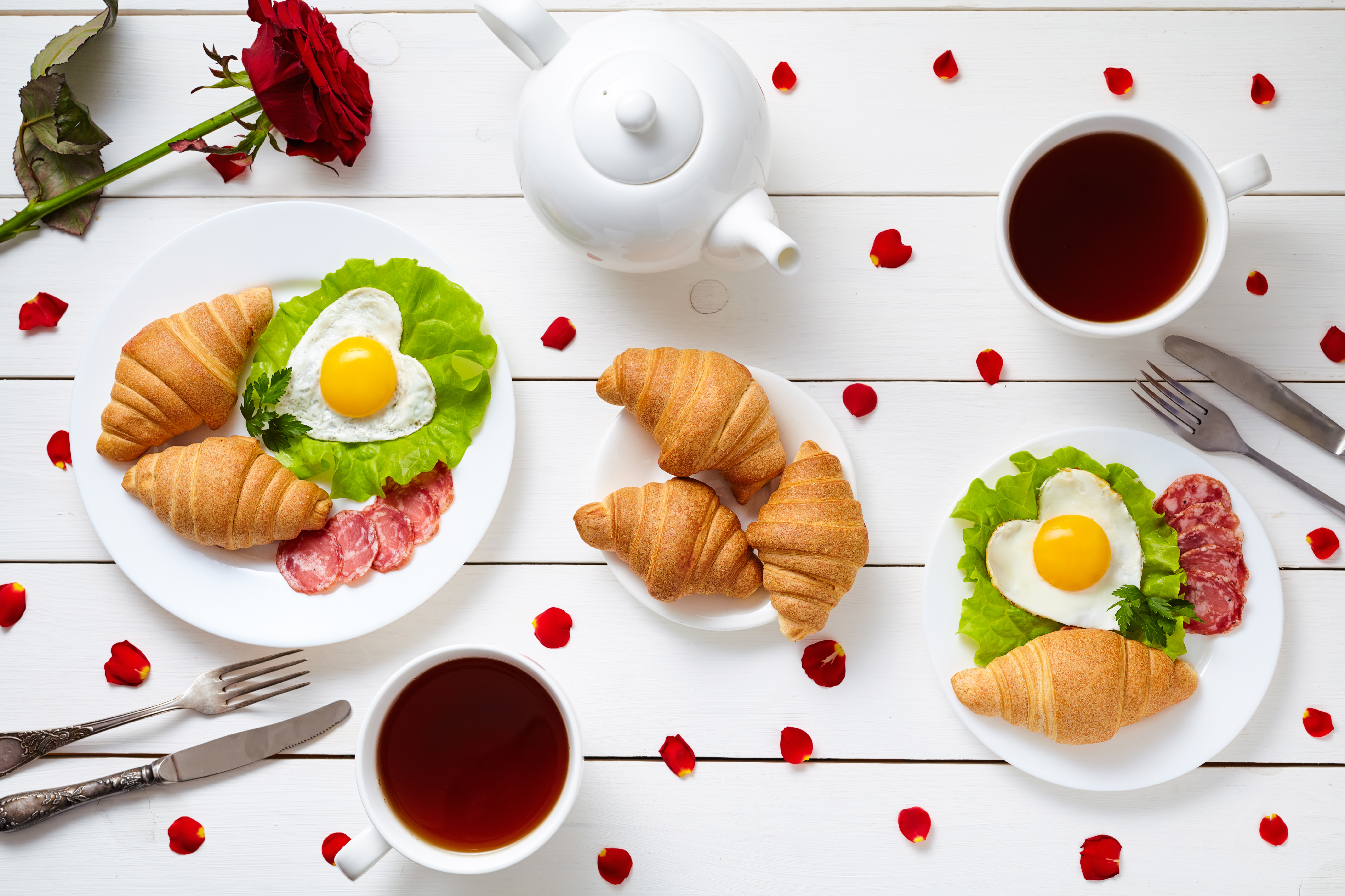 Handy-Wallpaper Tee, Croissant, Hühnerei, Nahrungsmittel, Stillleben, Herzförmig, Frühstuck kostenlos herunterladen.