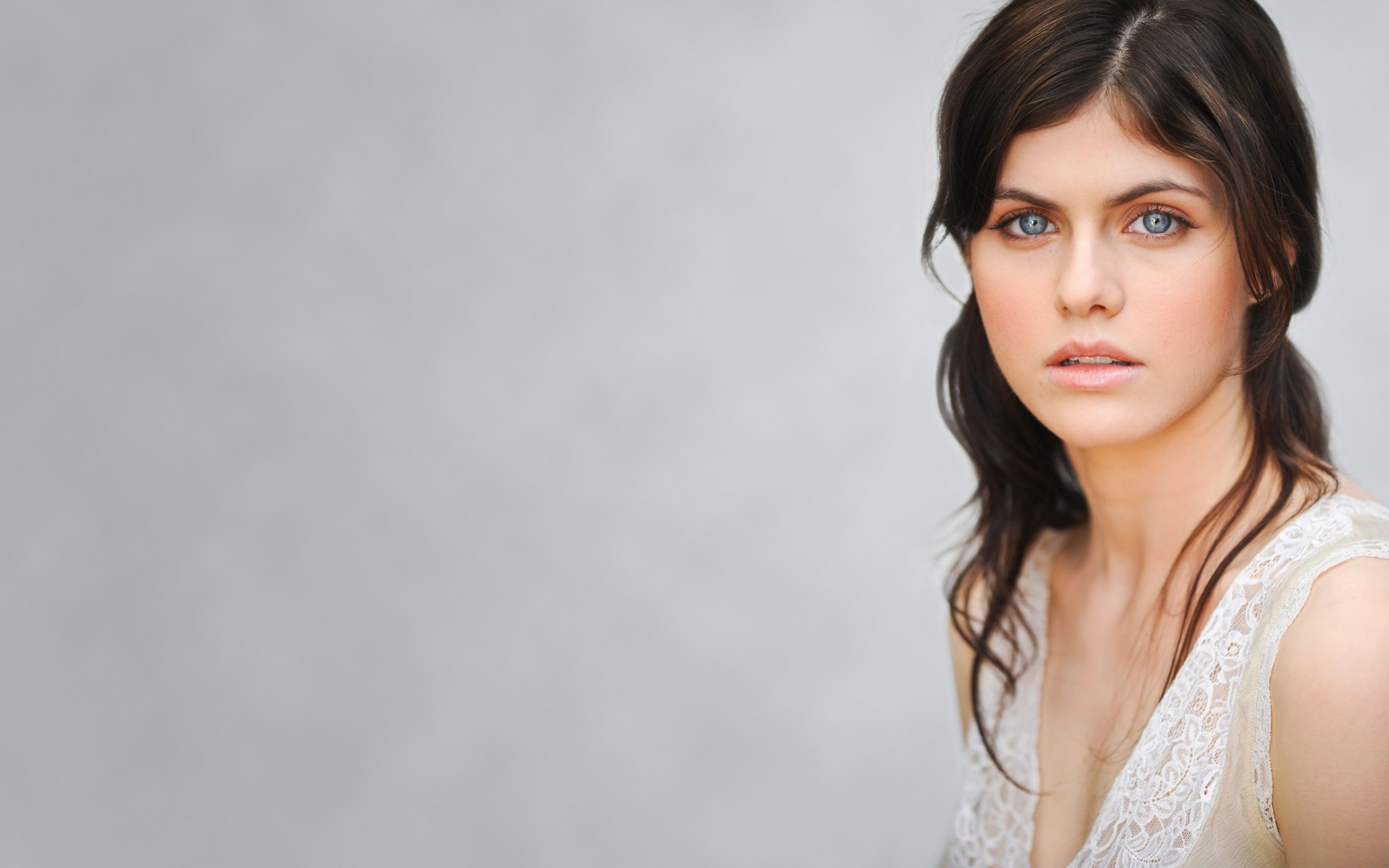 Download mobile wallpaper Brunette, Blue Eyes, American, Celebrity, Actress, Alexandra Daddario for free.