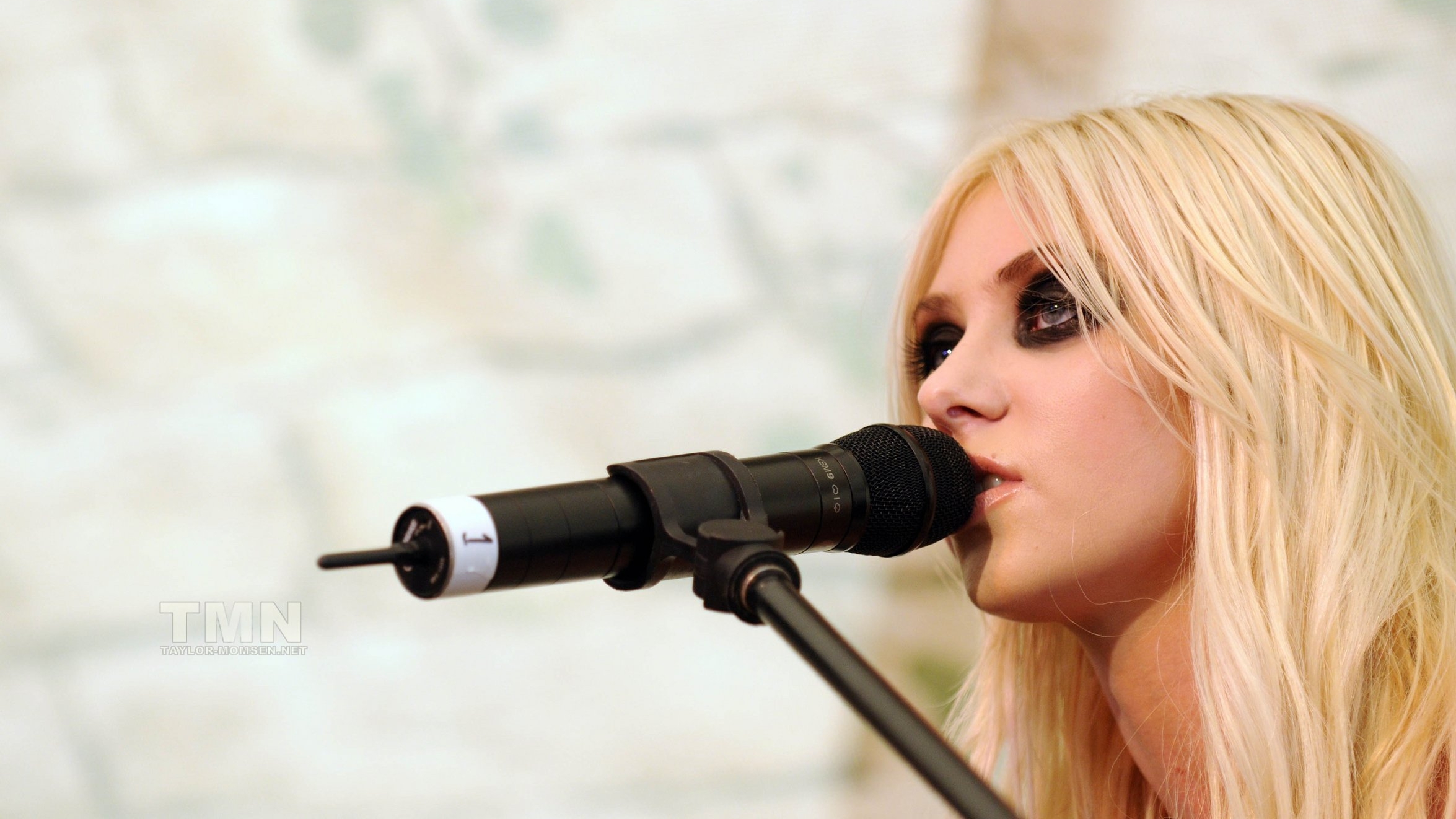 Download mobile wallpaper Music, Taylor Momsen for free.