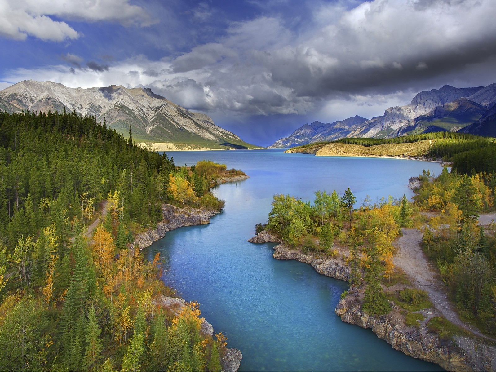 Скачать картинку Пейзаж, Гора, Озеро, Канада, Лес, Дерево, Земля/природа в телефон бесплатно.