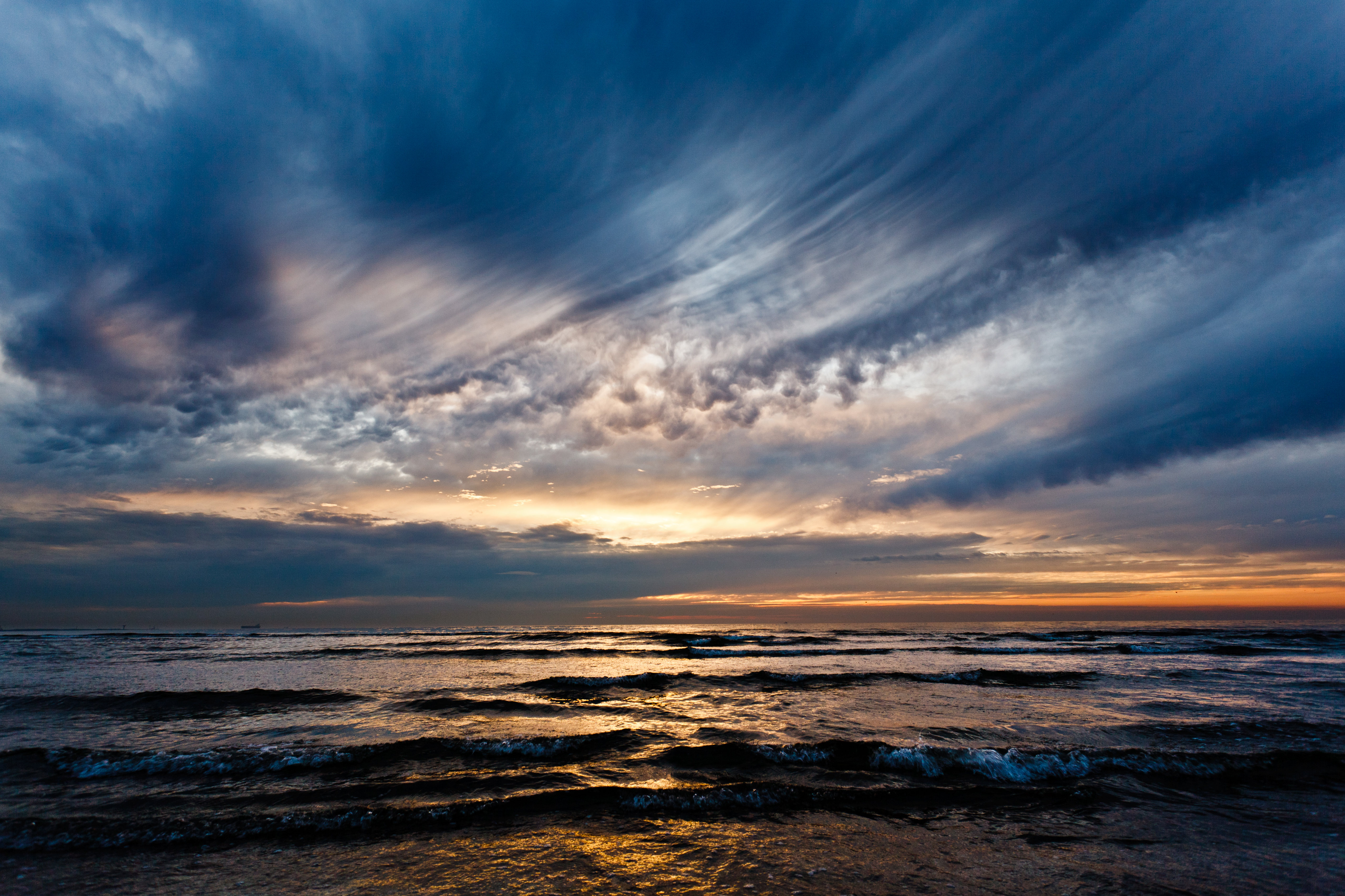 Free download wallpaper Sunset, Sky, Clouds, Nature, Horizon, Waves on your PC desktop
