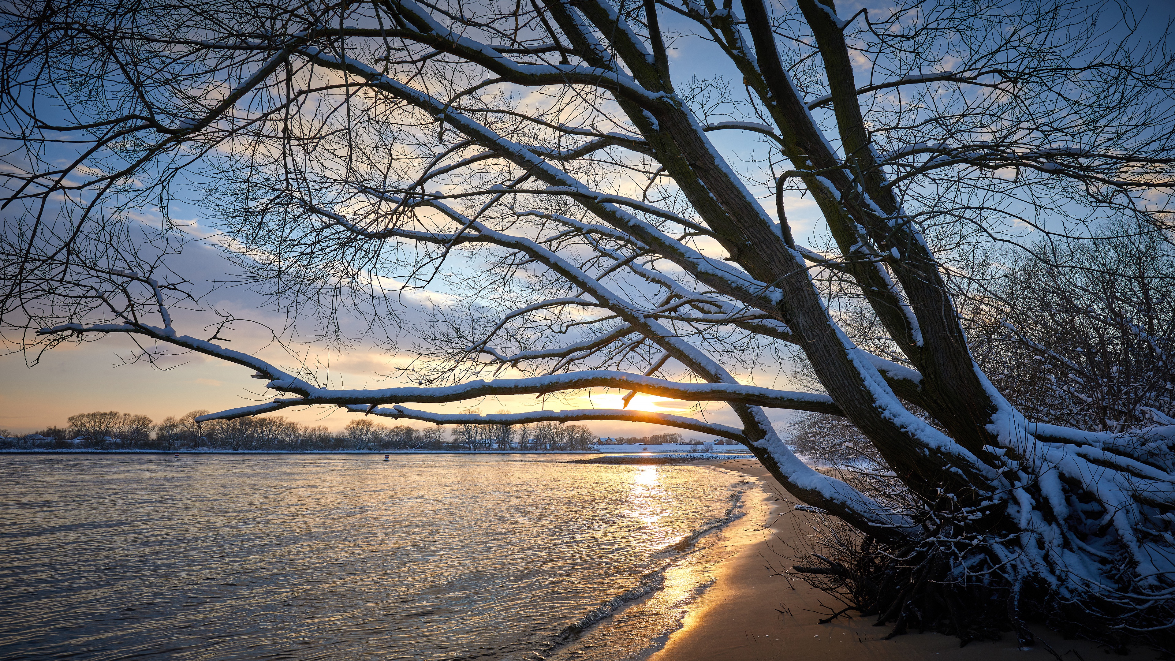 Скачать картинку Зима, Снег, Озера, Озеро, Земля/природа в телефон бесплатно.
