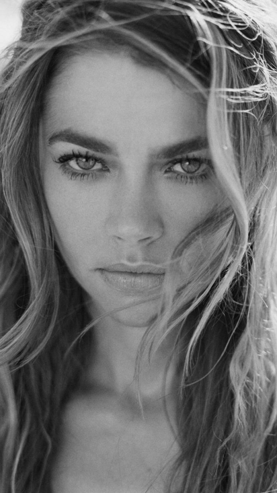 Descarga gratuita de fondo de pantalla para móvil de Celebridades, Denise Richards.