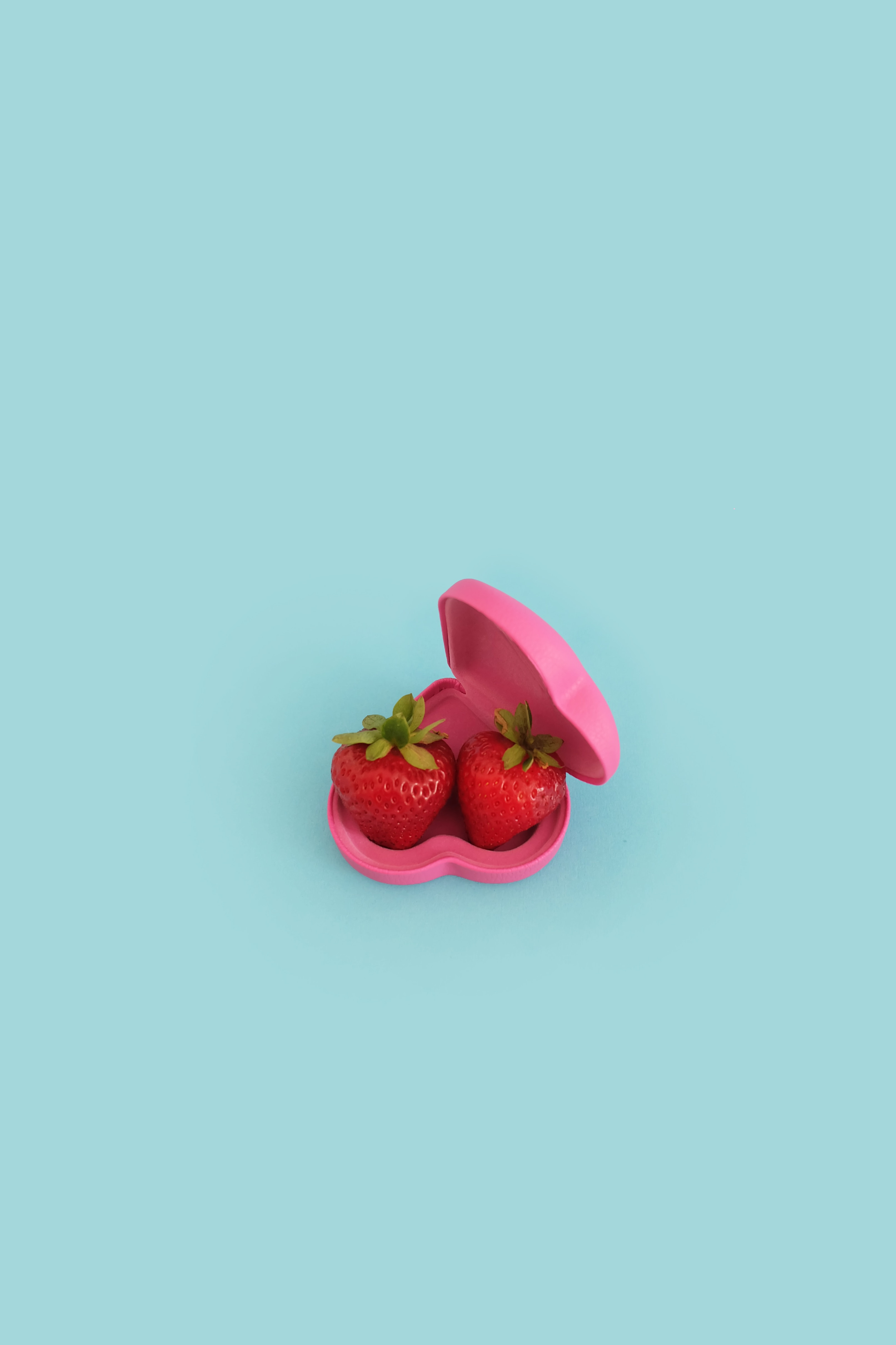 Handy-Wallpaper Erdbeere, Berries, Minimalismus, Ein Herz, Herzen kostenlos herunterladen.