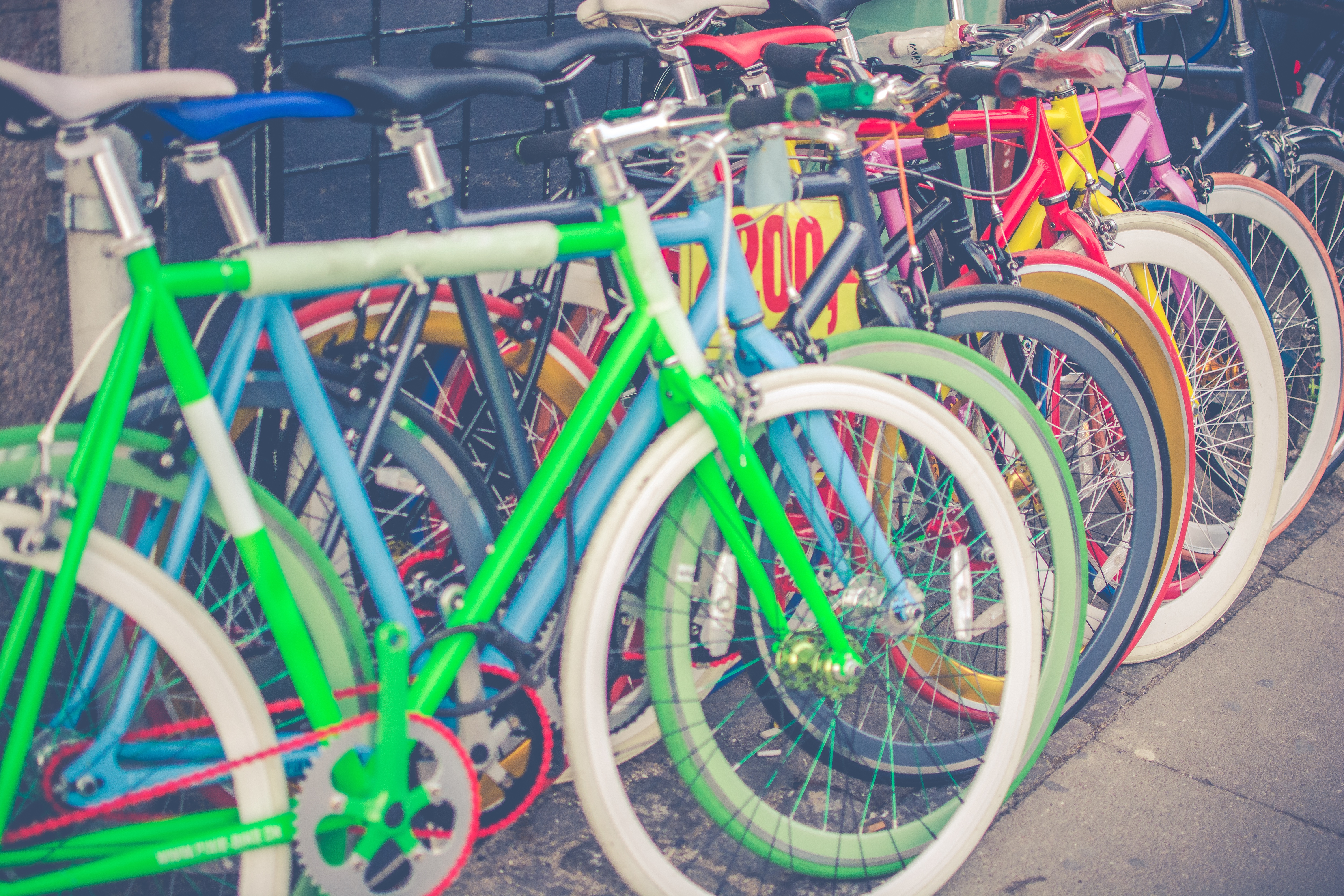 140502 скачать обои велосипеды, разноцветный, разное, стоянка - заставки и картинки бесплатно