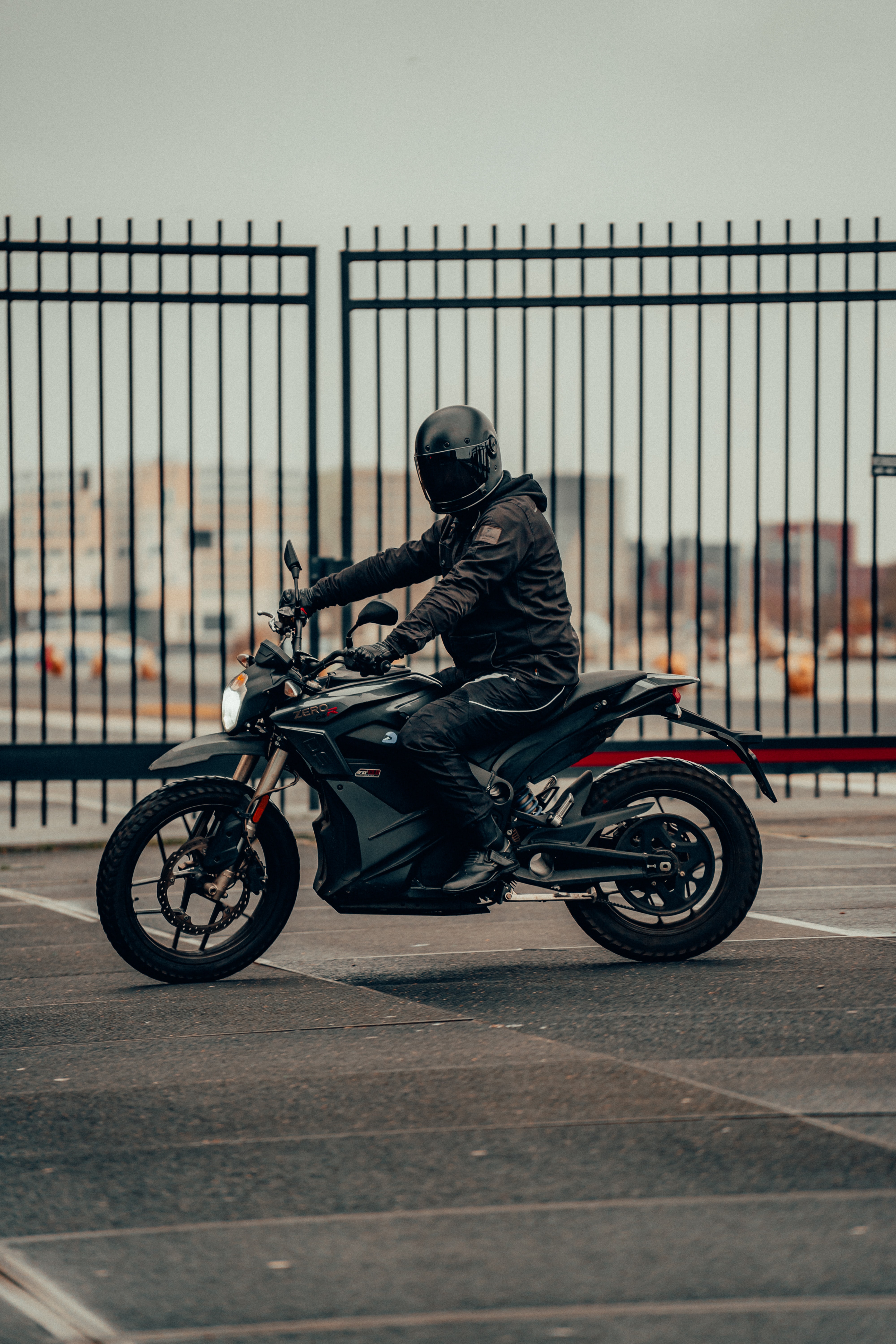 56887 descargar fondo de pantalla motocicletas, casco, motociclista, vista lateral, perfil, motocicleta: protectores de pantalla e imágenes gratis