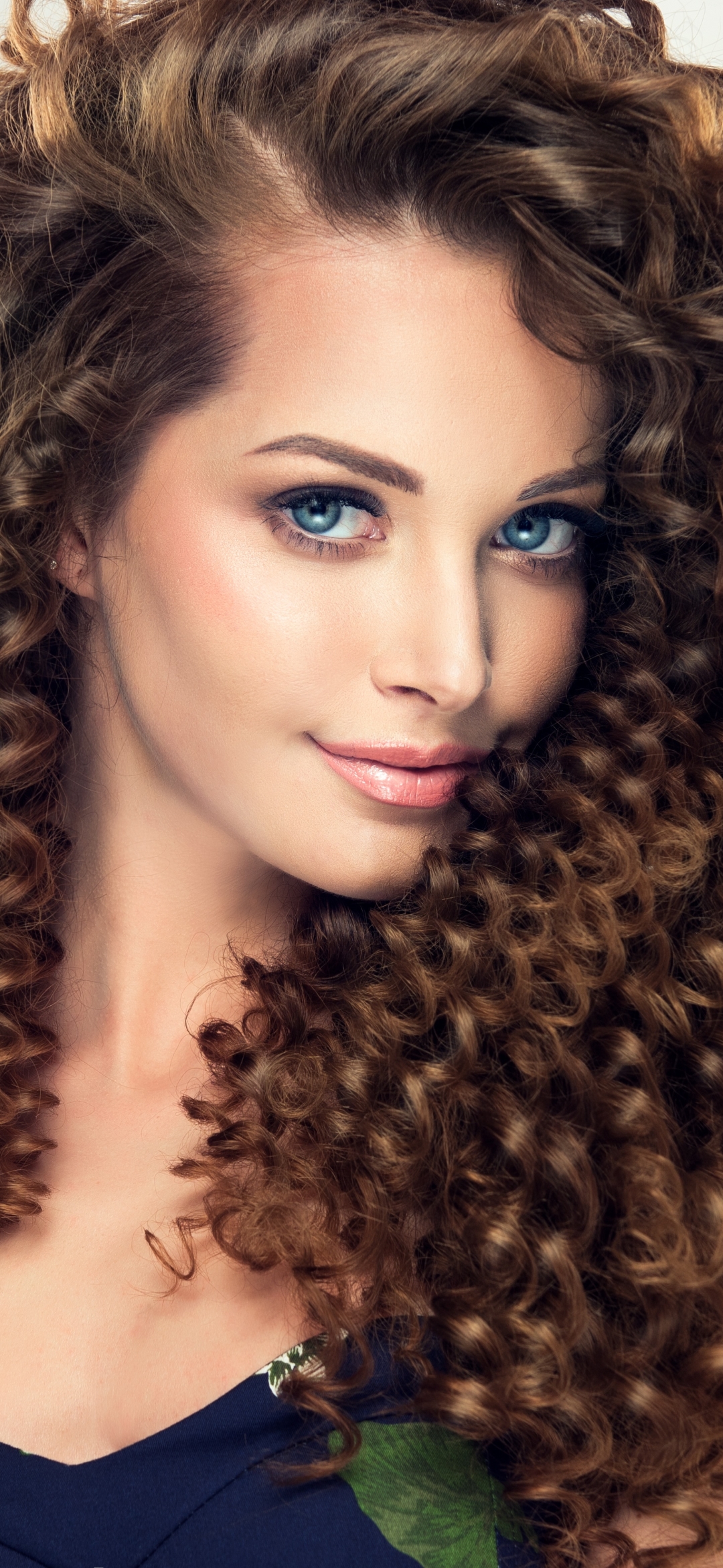 Handy-Wallpaper Rothaarige, Locken, Modell, Frauen, Blaue Augen kostenlos herunterladen.