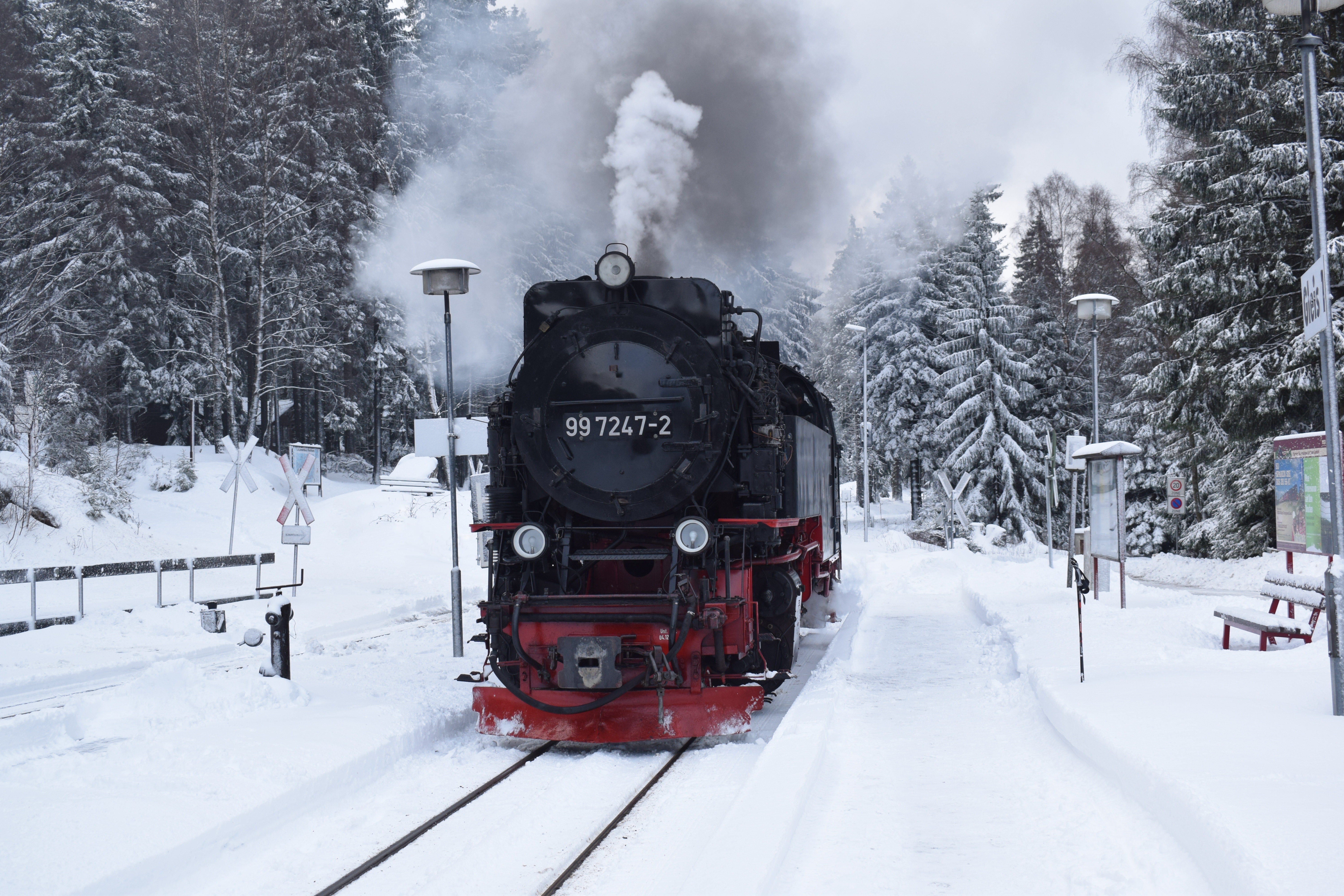 929811 скачать картинку зима, снег, транспортные средства, тренироваться, локомотив, паровоз - обои и заставки бесплатно