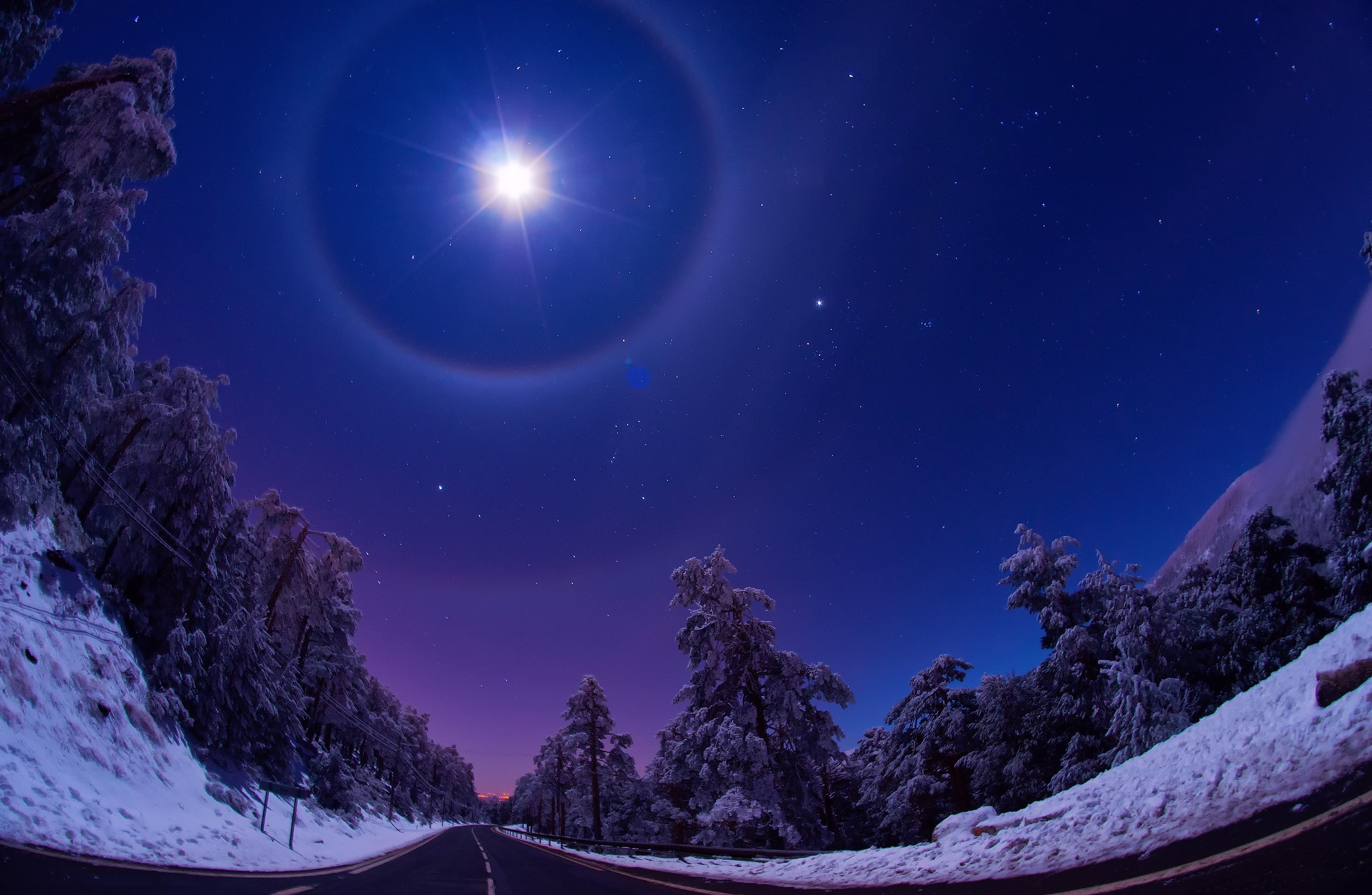 Laden Sie das Winter, Sterne, Mond, Schnee, Straße, Himmel, Menschengemacht-Bild kostenlos auf Ihren PC-Desktop herunter