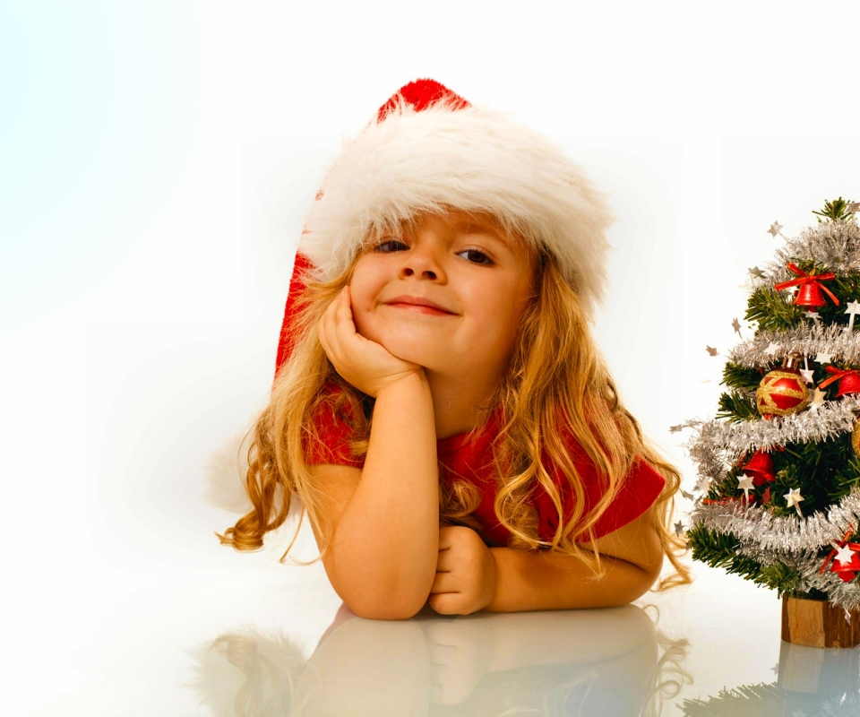 Baixar papel de parede para celular de Natal, Árvore De Natal, Filho, Criança, Bonitinho, Fofo, Feriados, Gorro Do Papai Noel gratuito.