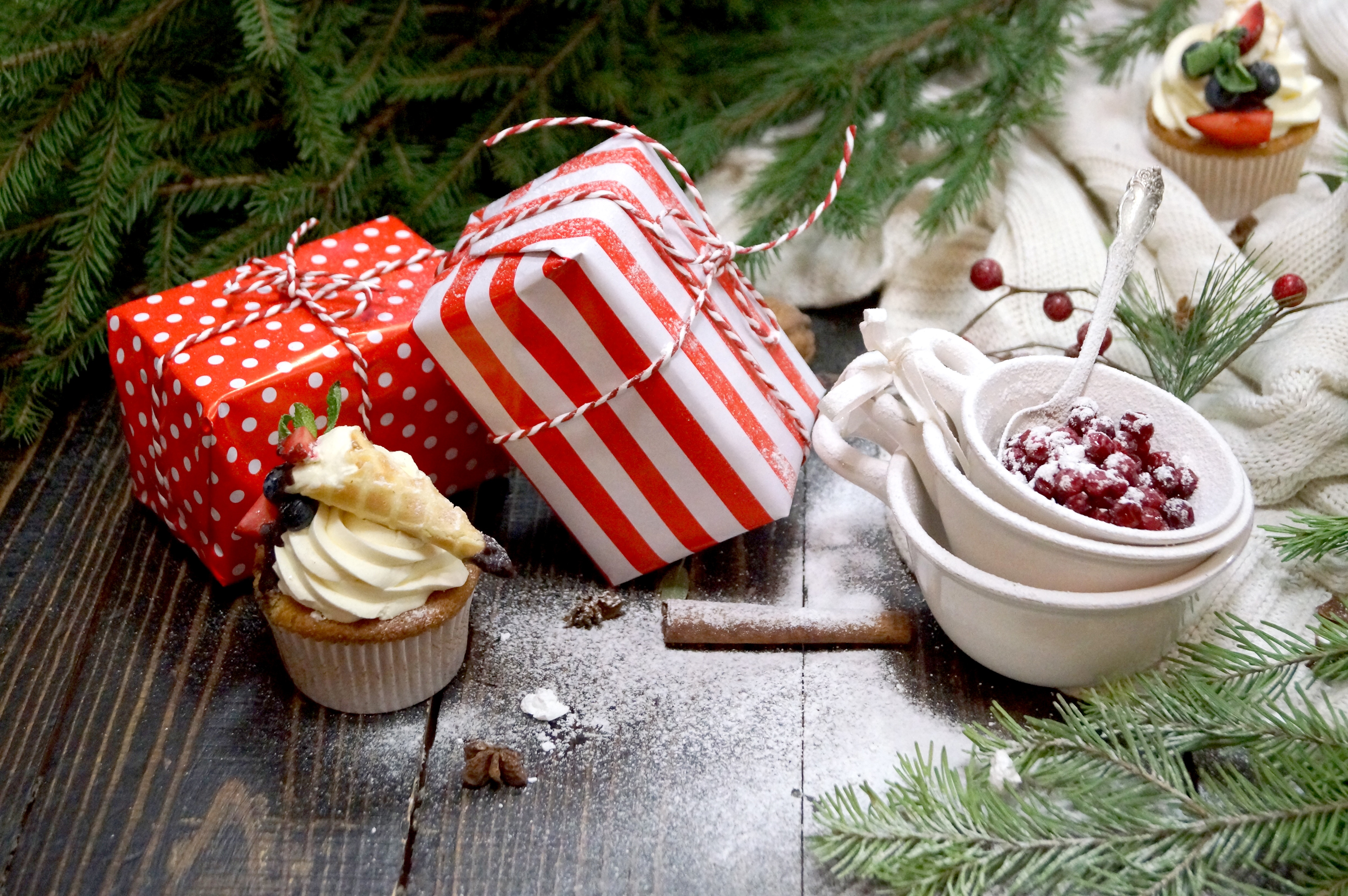1006067 Bild herunterladen feiertage, weihnachten, frucht, cranberry, cupcake, geschenk - Hintergrundbilder und Bildschirmschoner kostenlos