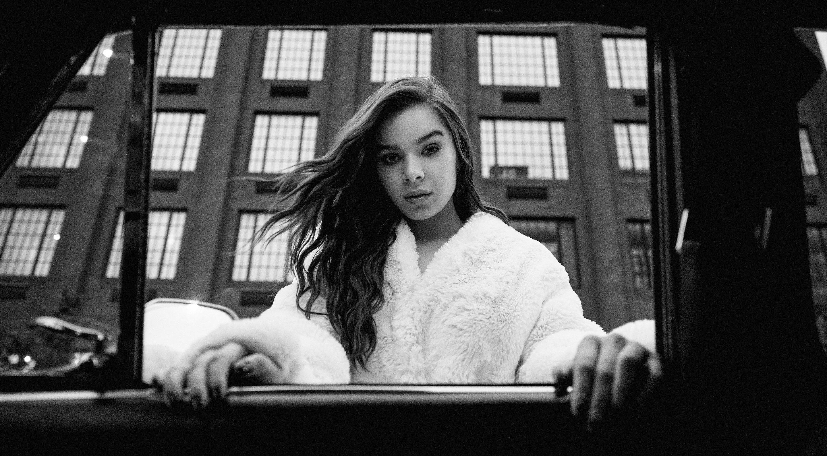 Download mobile wallpaper Celebrity, Black & White, Actress, Hailee Steinfeld for free.