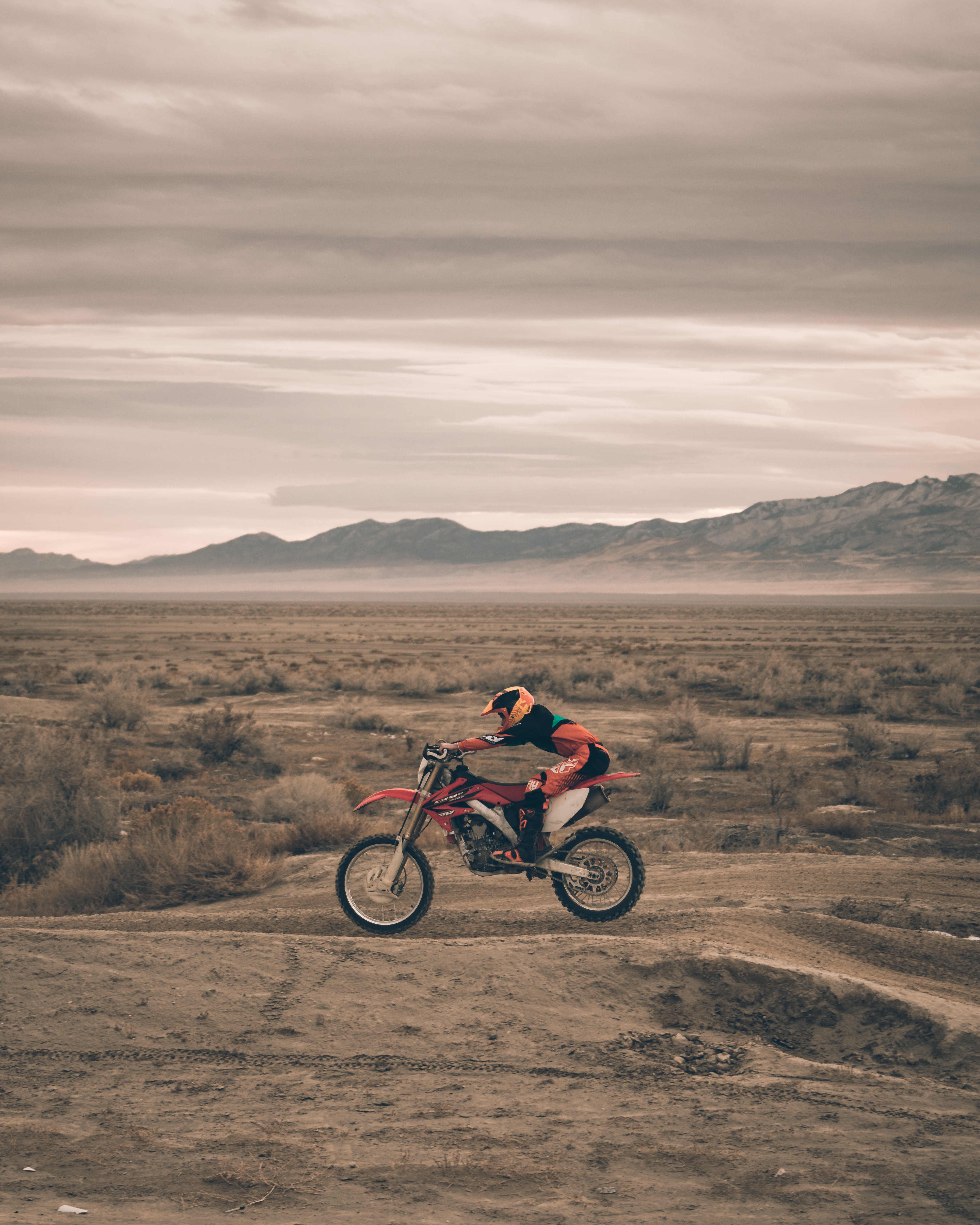 79015 Hintergrundbild herunterladen sand, motorräder, motorradfahrer, motorrad, motorrad fahren - Bildschirmschoner und Bilder kostenlos