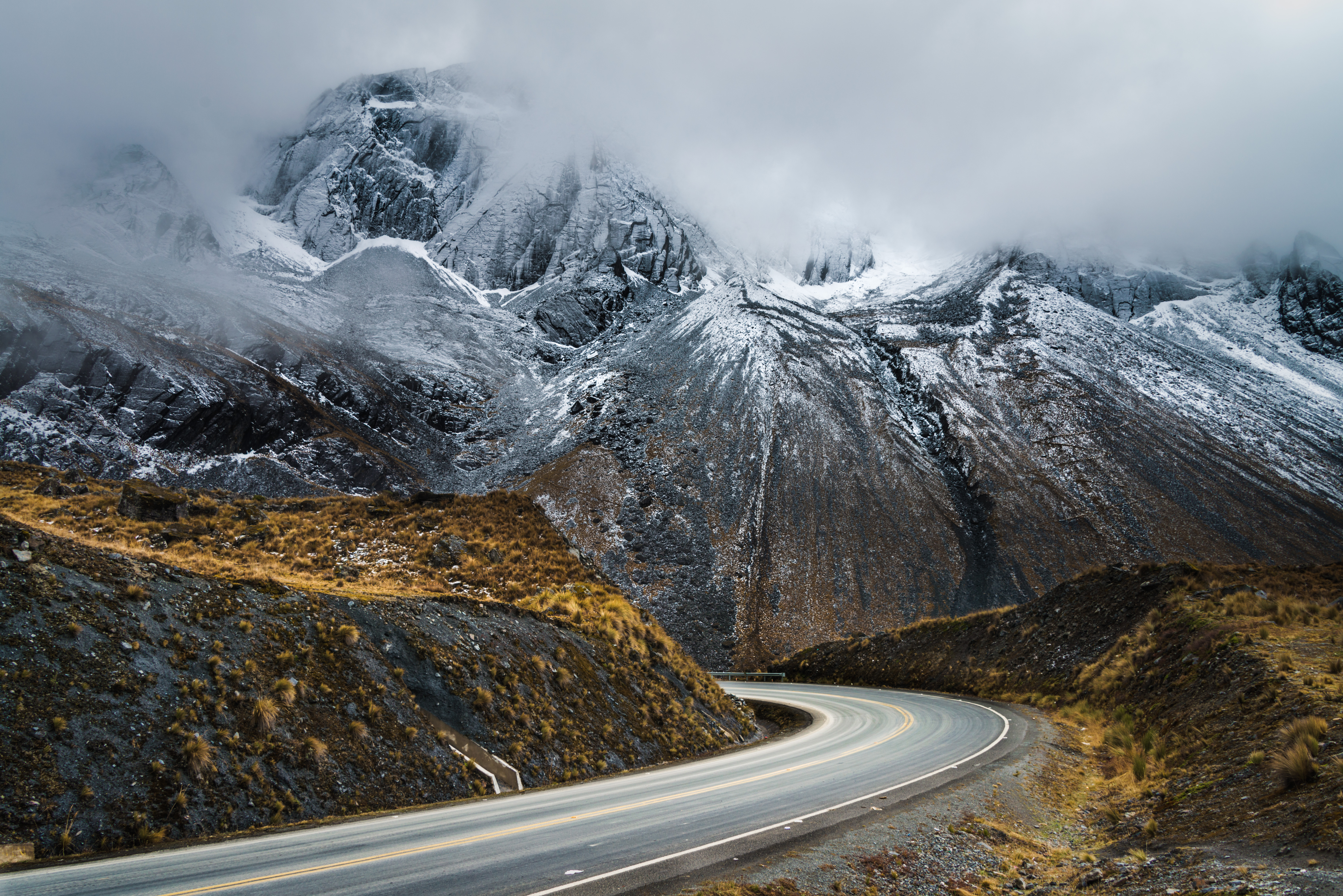 PCデスクトップに自然, 山脈, 岩, 道, 霧, 道路画像を無料でダウンロード
