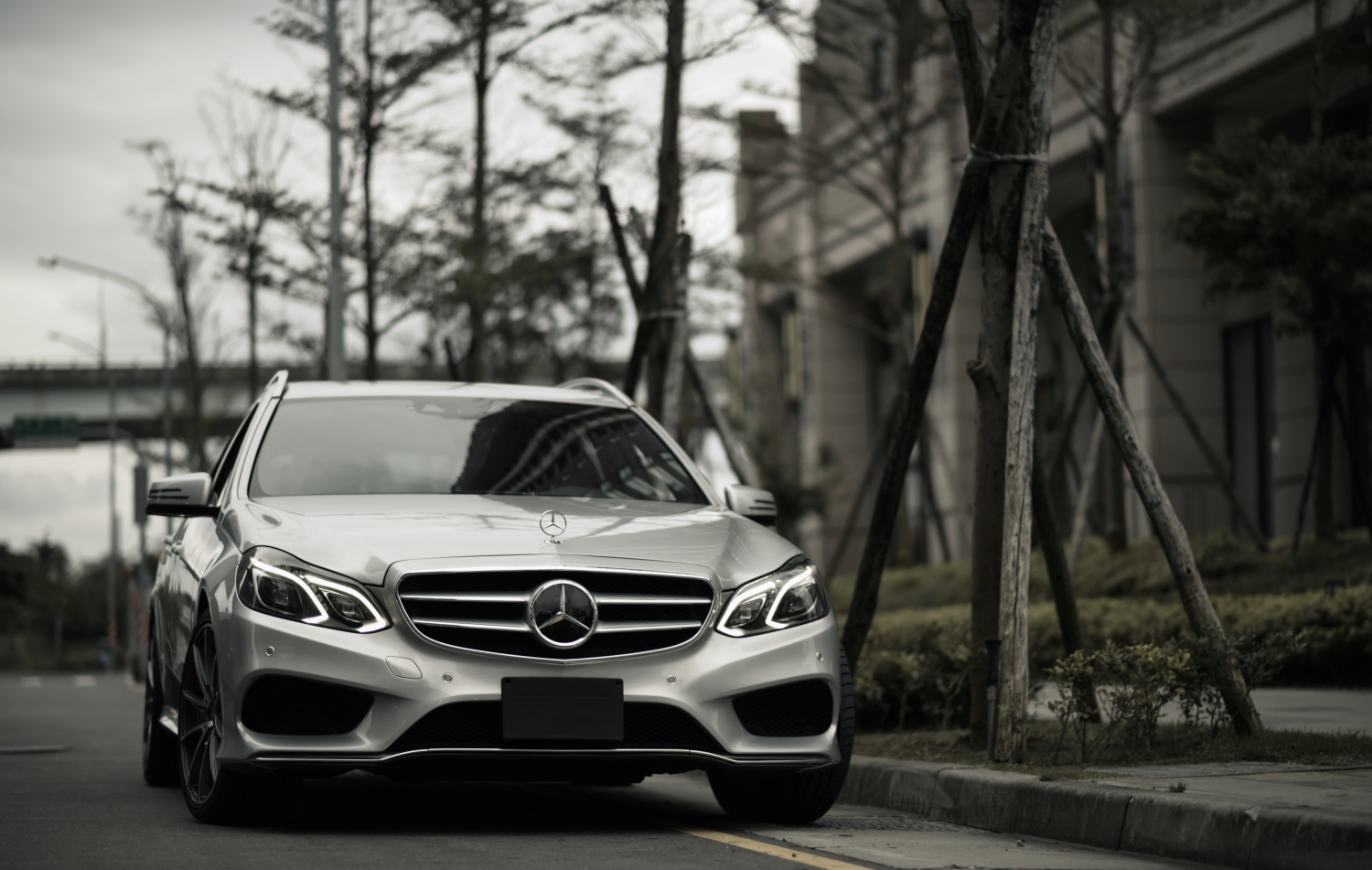 Laden Sie Mercedes Benz E300 HD-Desktop-Hintergründe herunter