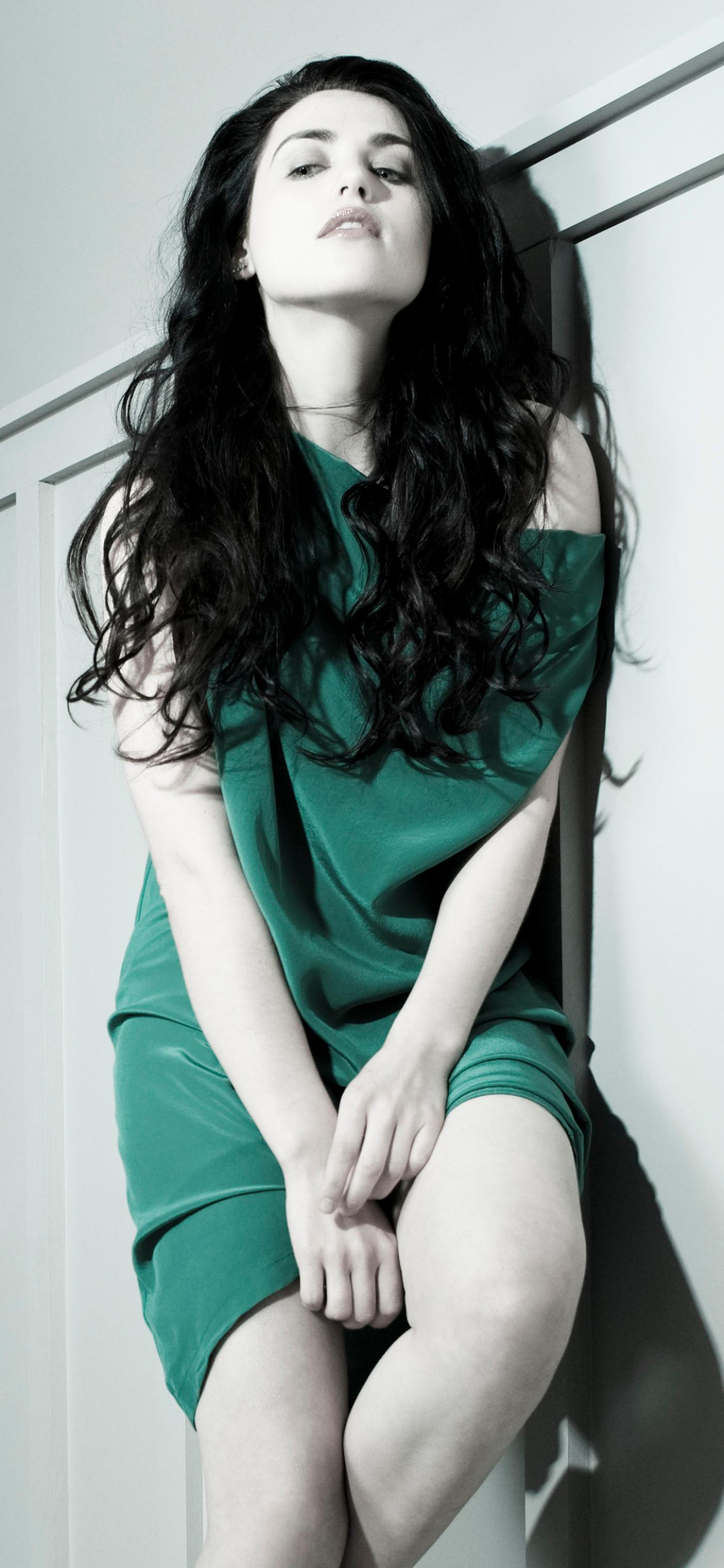 Download mobile wallpaper Celebrity, Canadian, Black Hair, Actress, Katie Mcgrath for free.