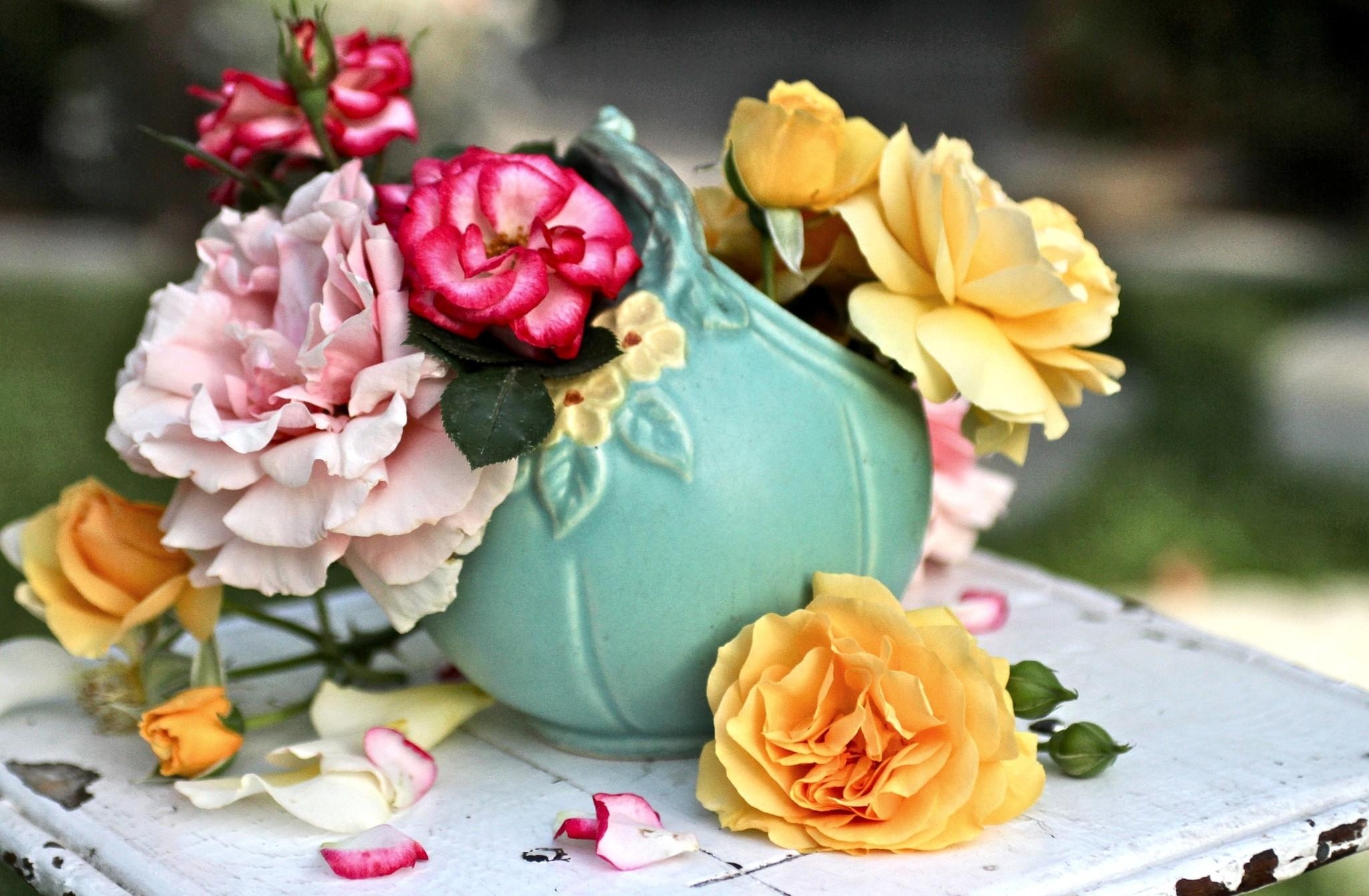 Handy-Wallpaper Blütenblätter, Glatt, Tabelle, Unschärfe, Tisch, Blumen, Vase, Roses kostenlos herunterladen.