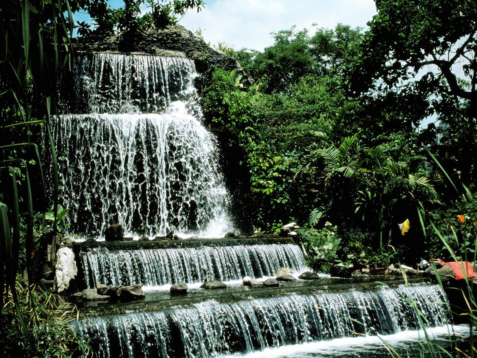 426322 скачать картинку земля/природа, водопад, зеленый, манила, природа, филиппины, растительность, вода, водопады - обои и заставки бесплатно