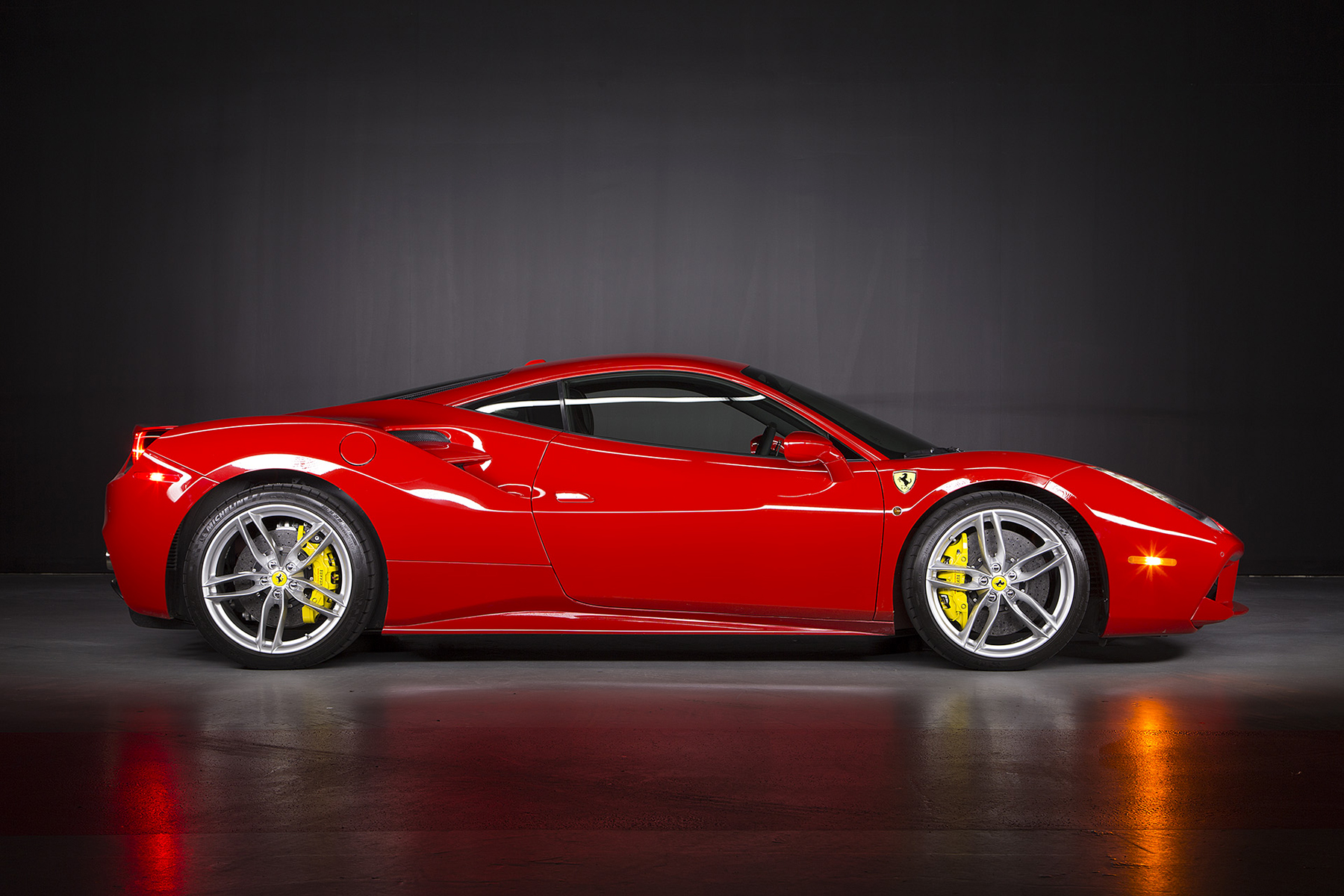 Handy-Wallpaper Ferrari, Supersportwagen, Ferrari 488 Gtb, Fahrzeuge, Ferrari 488 kostenlos herunterladen.