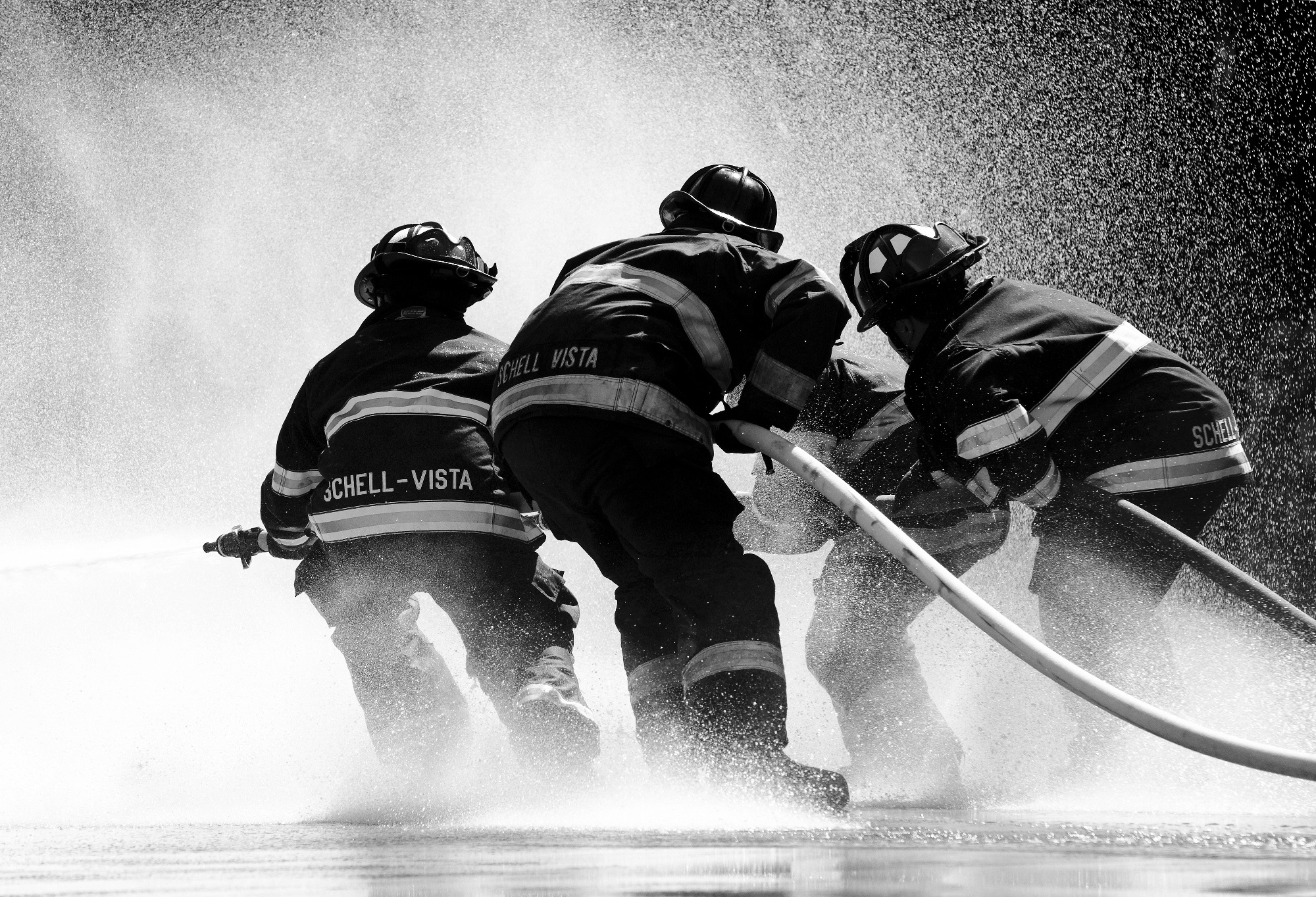 810029 скачать картинку пожарный, мужчины, чёрно белое, шланг, вода - обои и заставки бесплатно