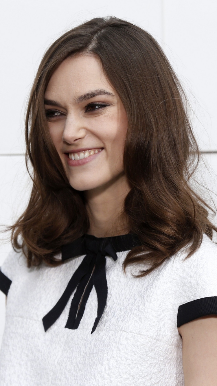 Baixar papel de parede para celular de Sorriso, Inglês, Morena, Celebridade, Cabelo Castanho, Keira Knightley, Atriz gratuito.