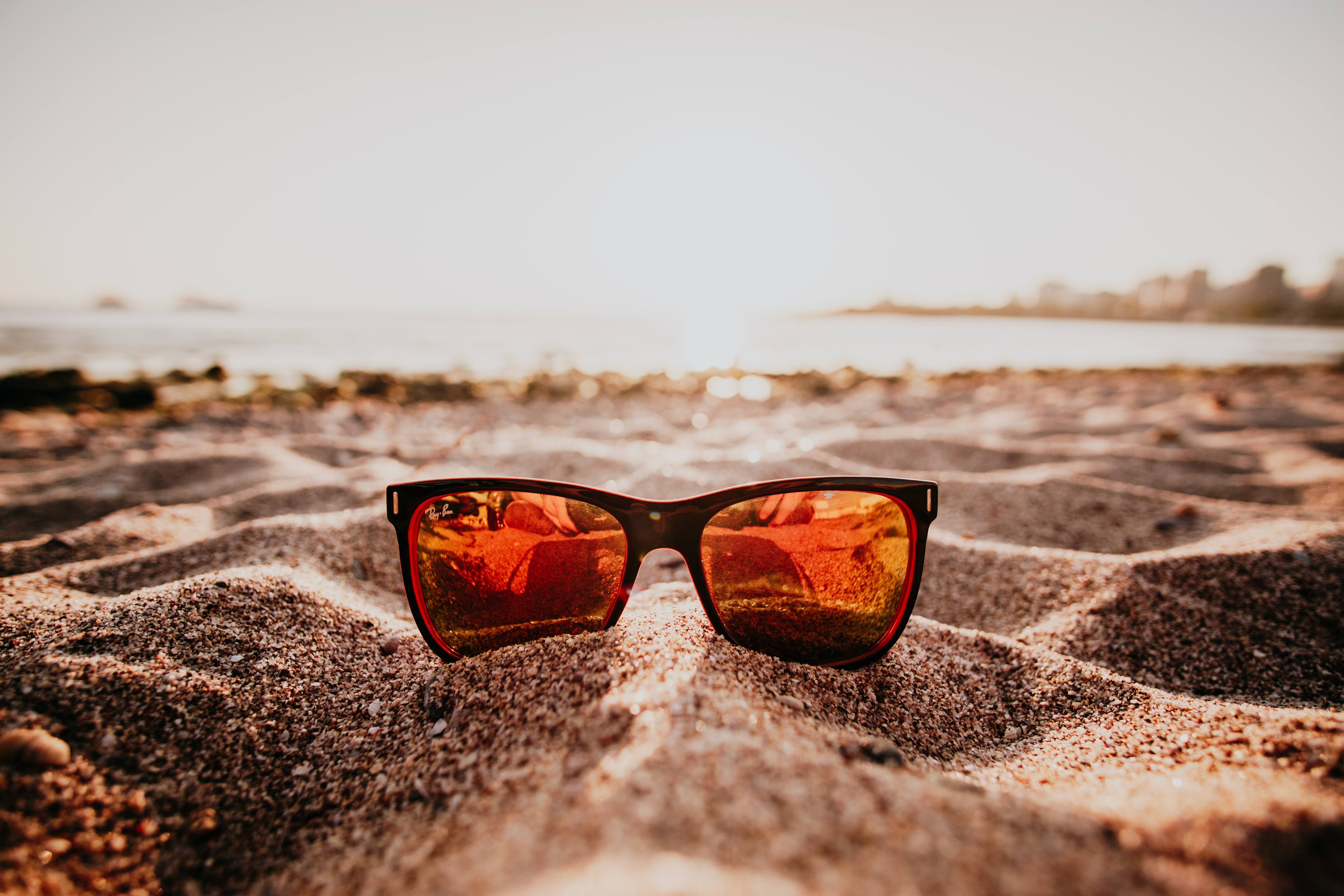 121392 скачать обои солнцезащитные очки, песок, отражение, разное, блеск, крупным планом - заставки и картинки бесплатно