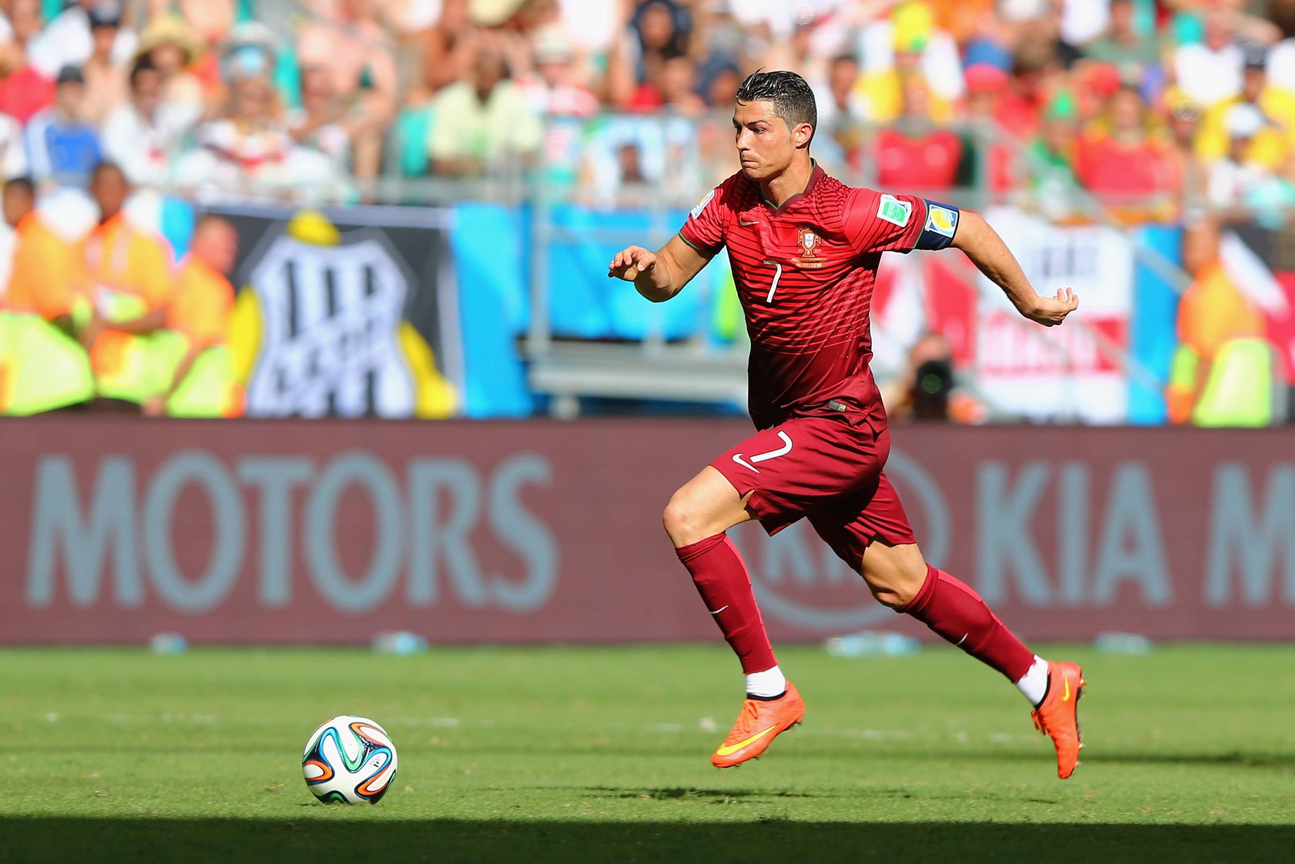 Free download wallpaper Sports, Cristiano Ronaldo, Soccer, Portugal National Football Team on your PC desktop