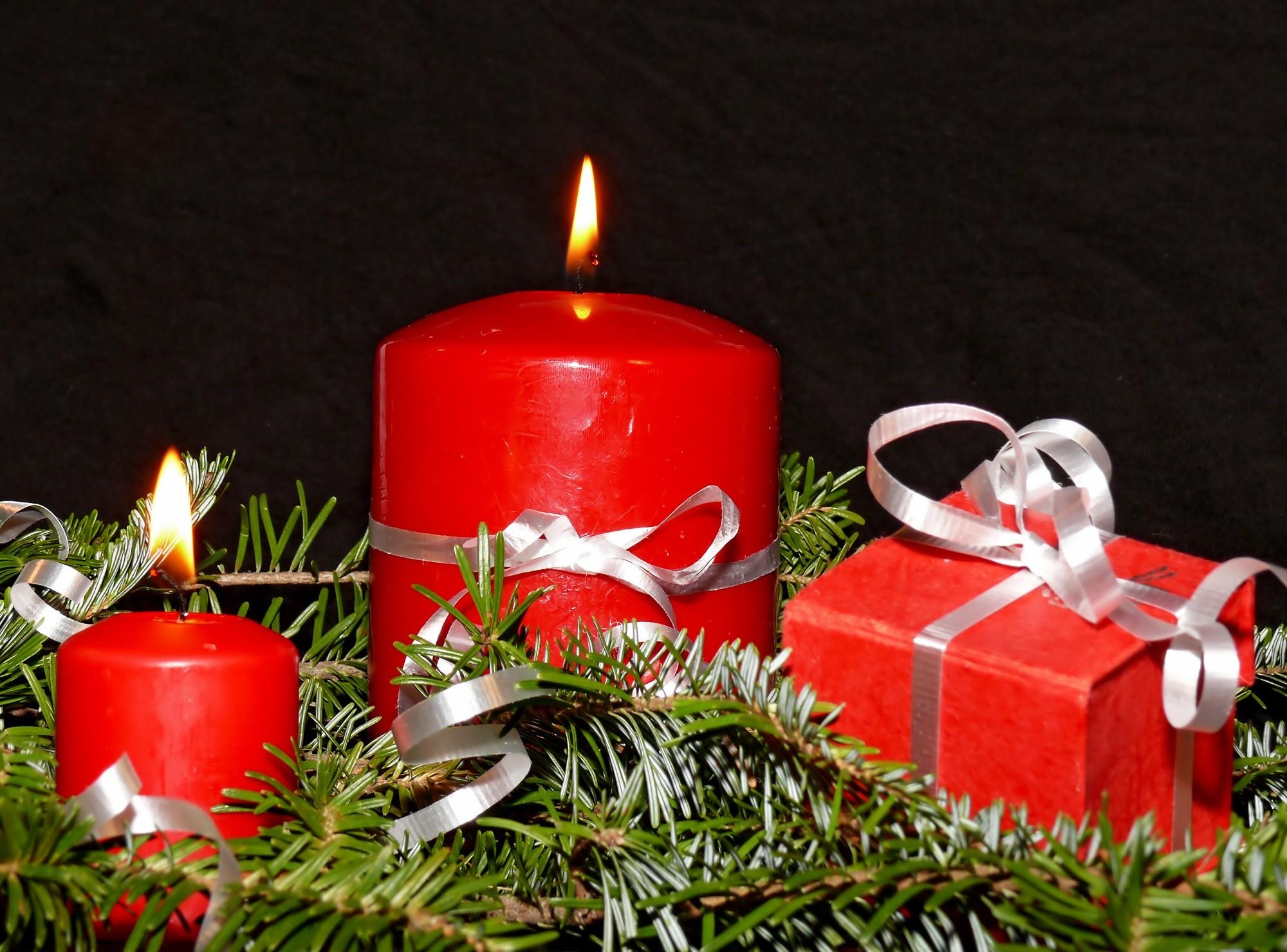 67235 завантажити шпалери свята, вогонь, голки, різдво, свічки, свято, хвоя, стрічки - заставки і картинки безкоштовно