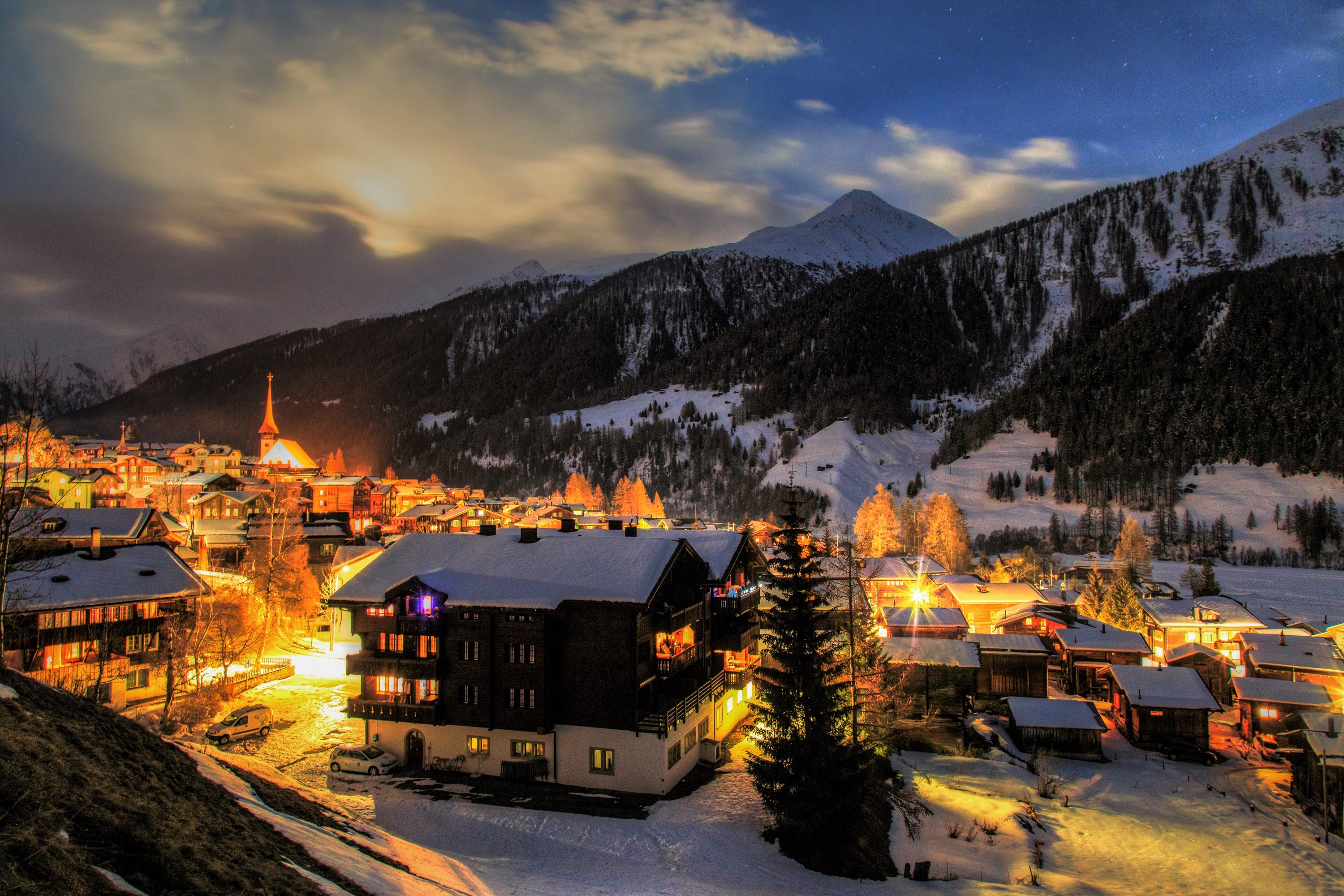 Descarga gratuita de fondo de pantalla para móvil de Invierno, Nieve, Montaña, Luz, Casa, Aldea, Hecho Por El Hombre.