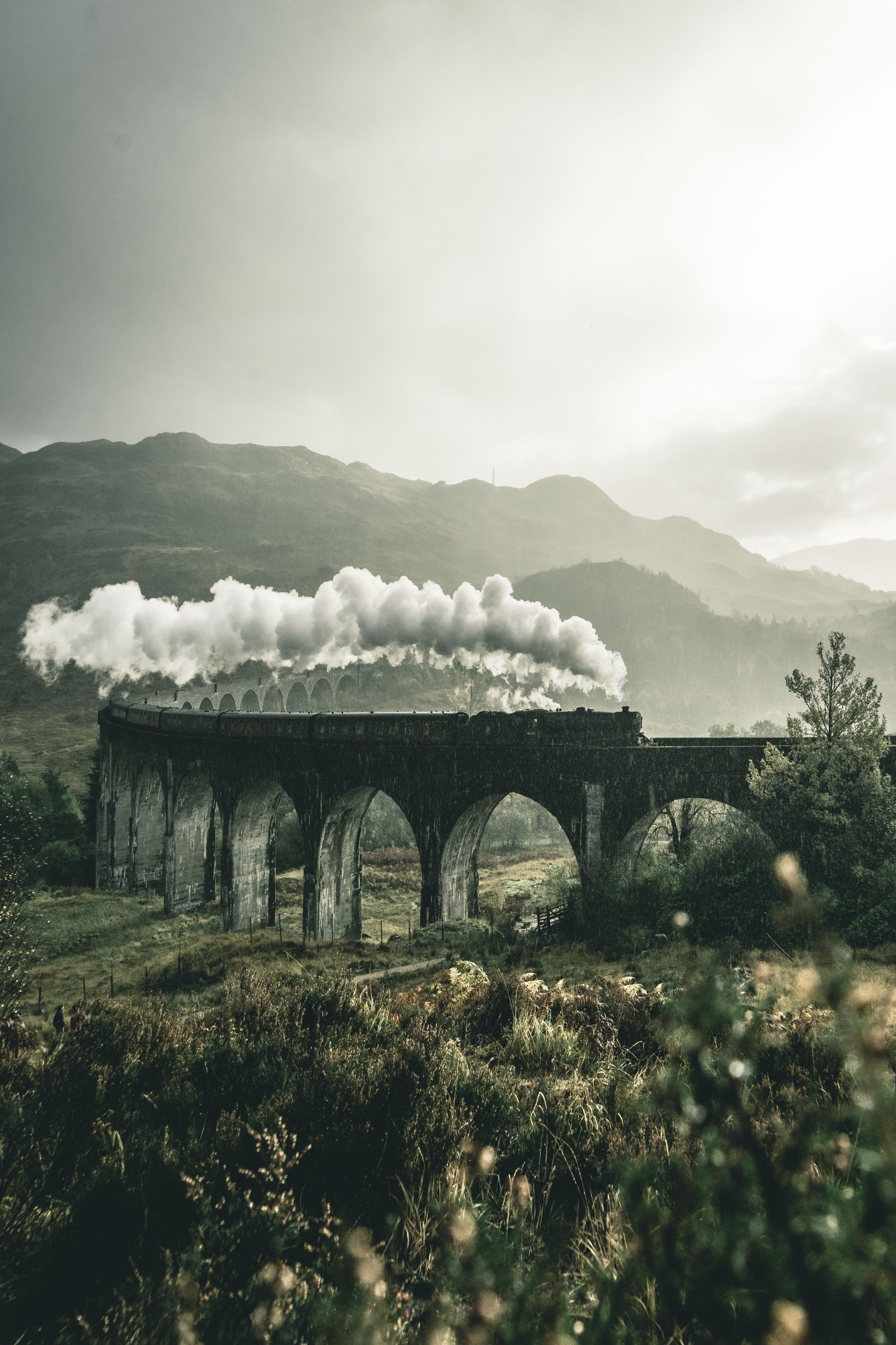 85281 скачать обои великобритания, железная дорога, мост, горы, виадук, поезд, природа, дым, гленфиннан - заставки и картинки бесплатно
