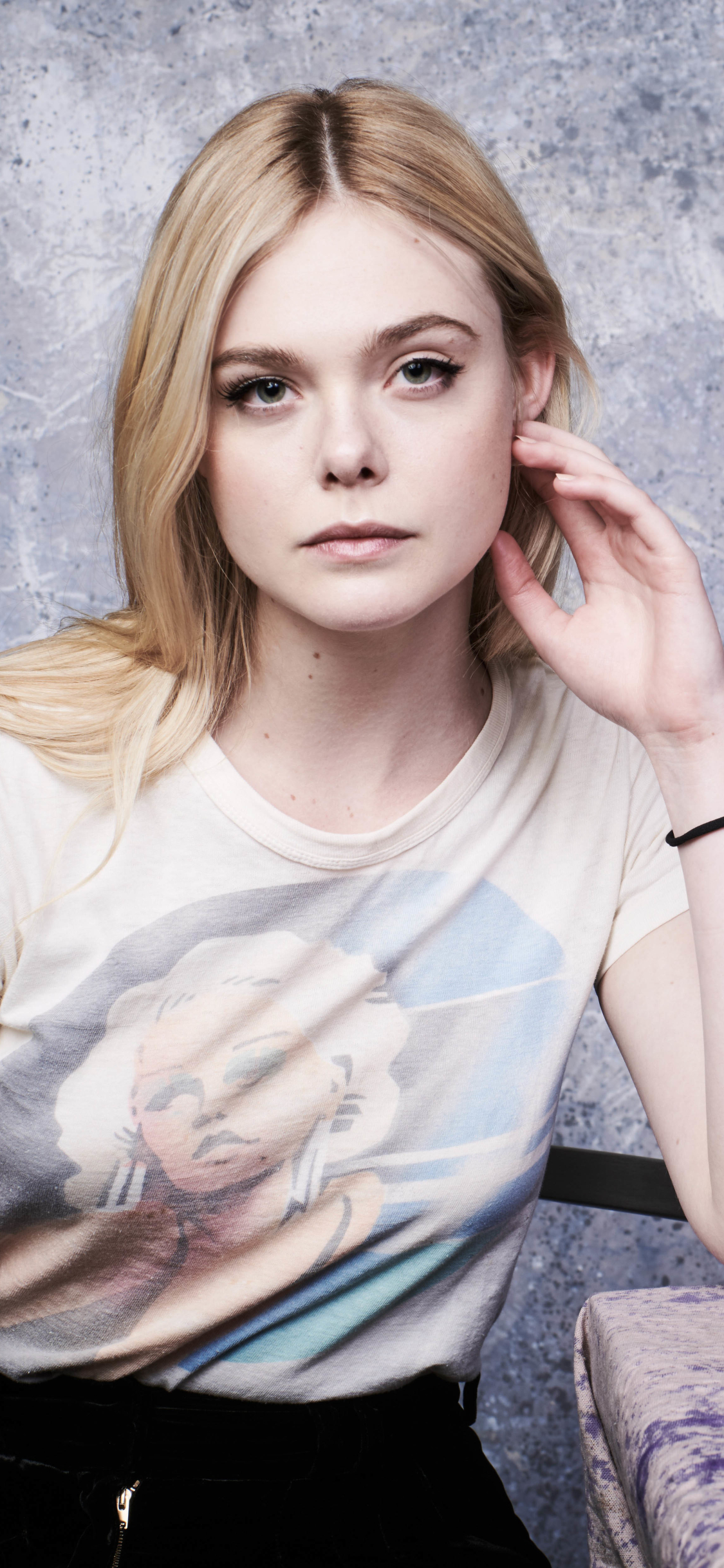 Download mobile wallpaper Blonde, Green Eyes, American, Celebrity, Long Hair, Actress, Elle Fanning for free.