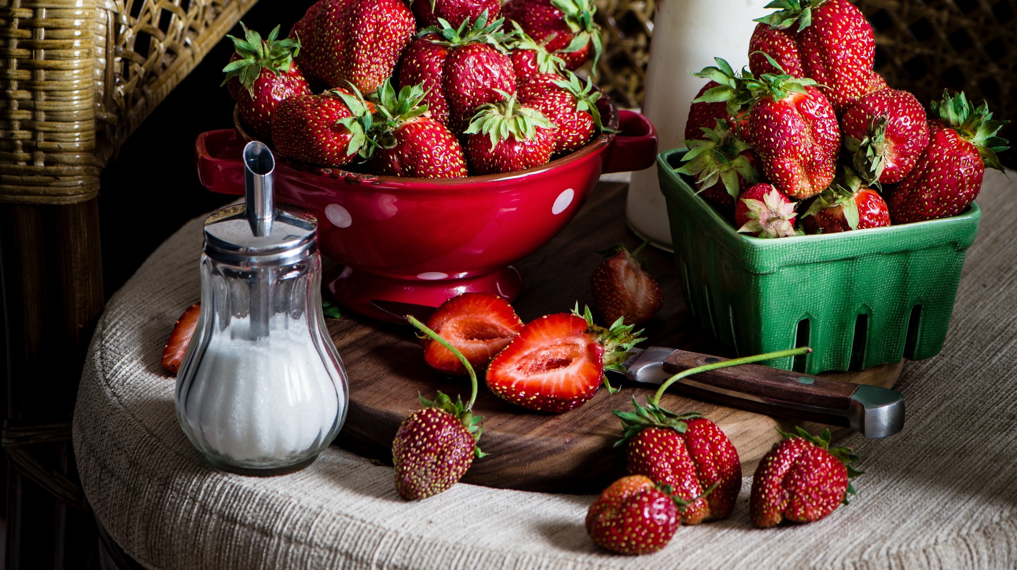 Handy-Wallpaper Erdbeere, Frucht, Nahrungsmittel, Stillleben, Früchte kostenlos herunterladen.