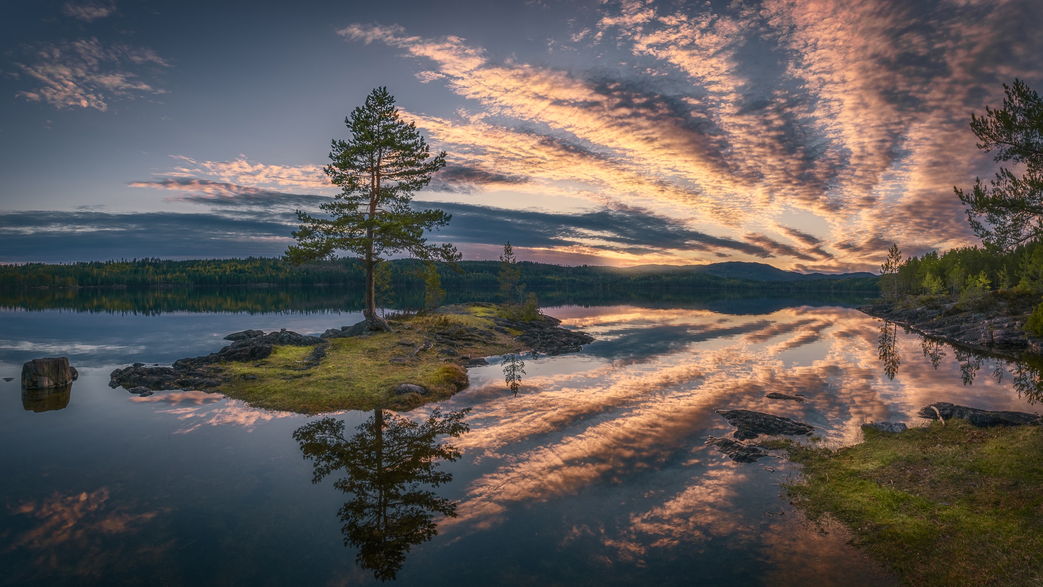 Скачать картинку Природа, Облака, Озеро, Отражение, Норвегия, Земля/природа в телефон бесплатно.