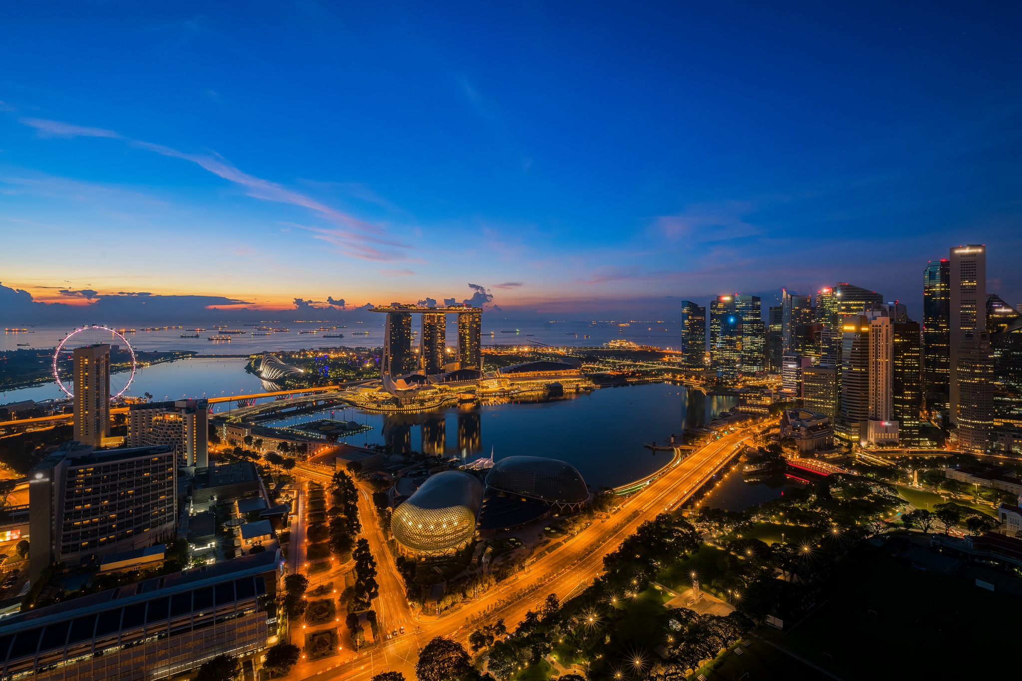 Laden Sie das Städte, Wolkenkratzer, Gebäude, Horizont, Licht, Singapur, Nacht, Menschengemacht, Großstadt, Luftbildfotografie, Marina Bay Sands-Bild kostenlos auf Ihren PC-Desktop herunter