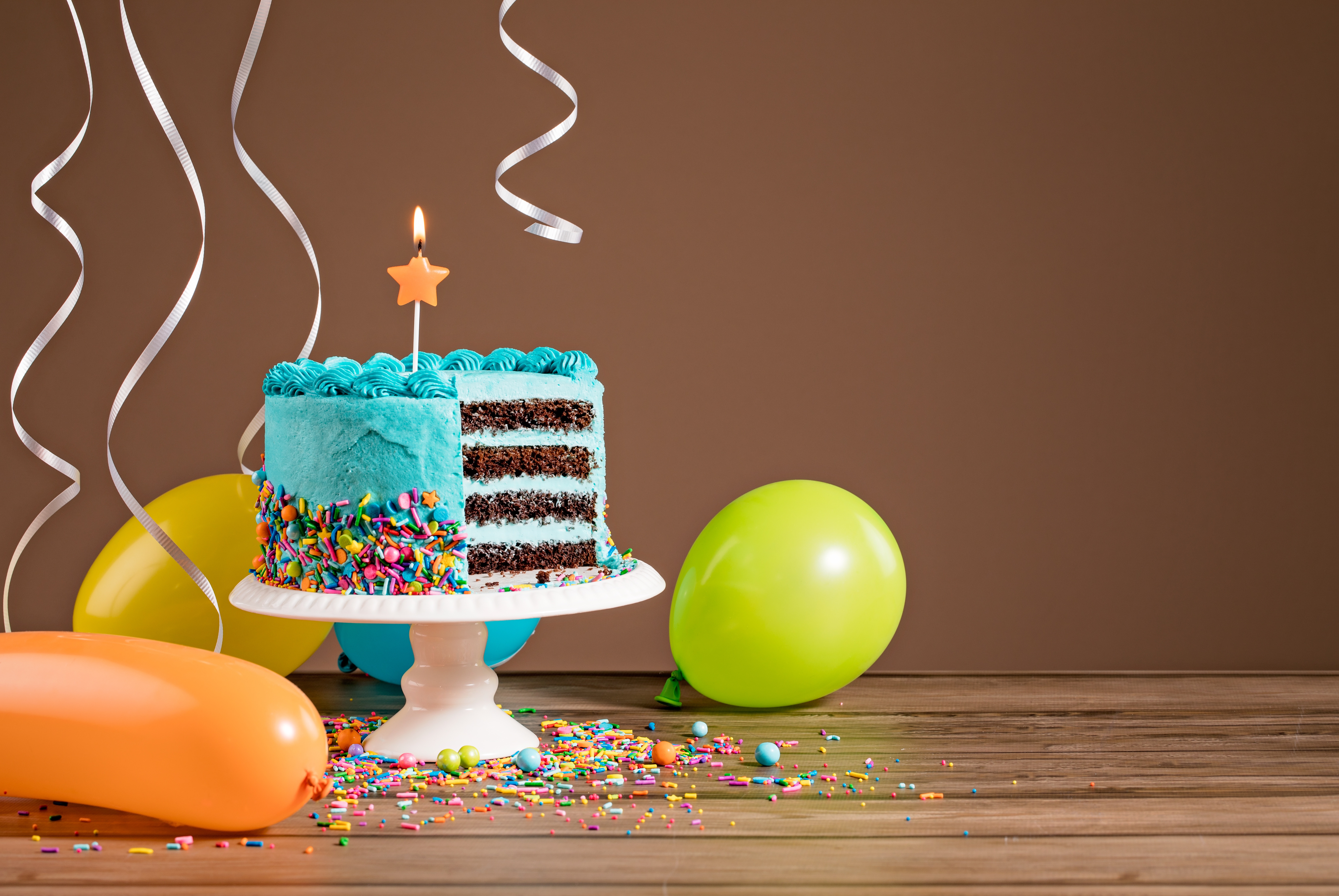 870612 скачать картинку день рождения, праздничные, воздушный шар, торт, праздник, выпечка - обои и заставки бесплатно