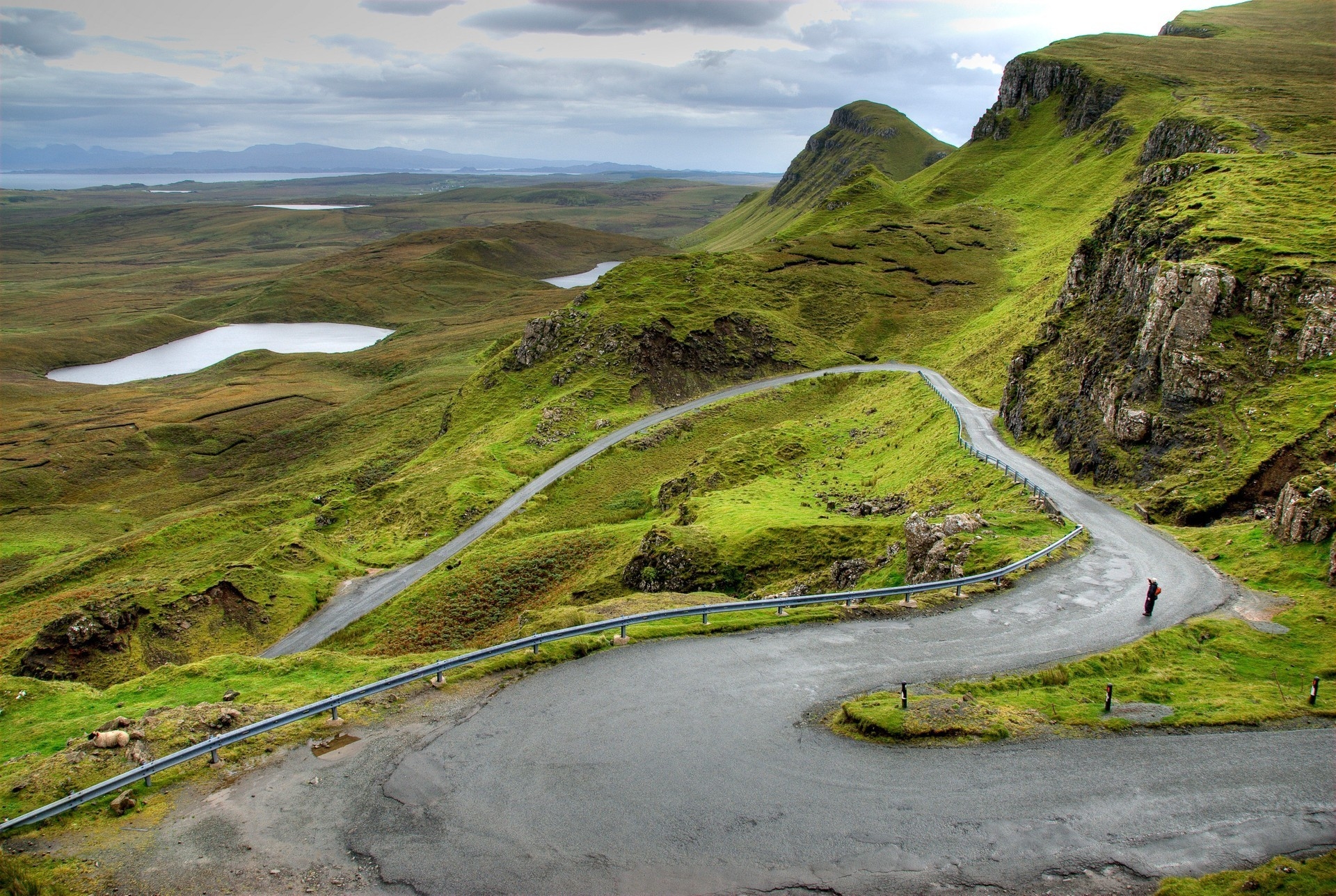 85808 скачать картинку шотландия, горы, природа, дорога, человек, изгибы - обои и заставки бесплатно