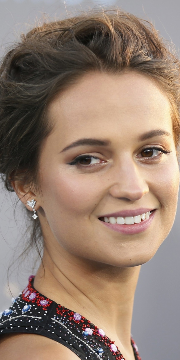 Download mobile wallpaper Brunette, Celebrity, Brown Eyes, Actress, Swedish, Alicia Vikander for free.