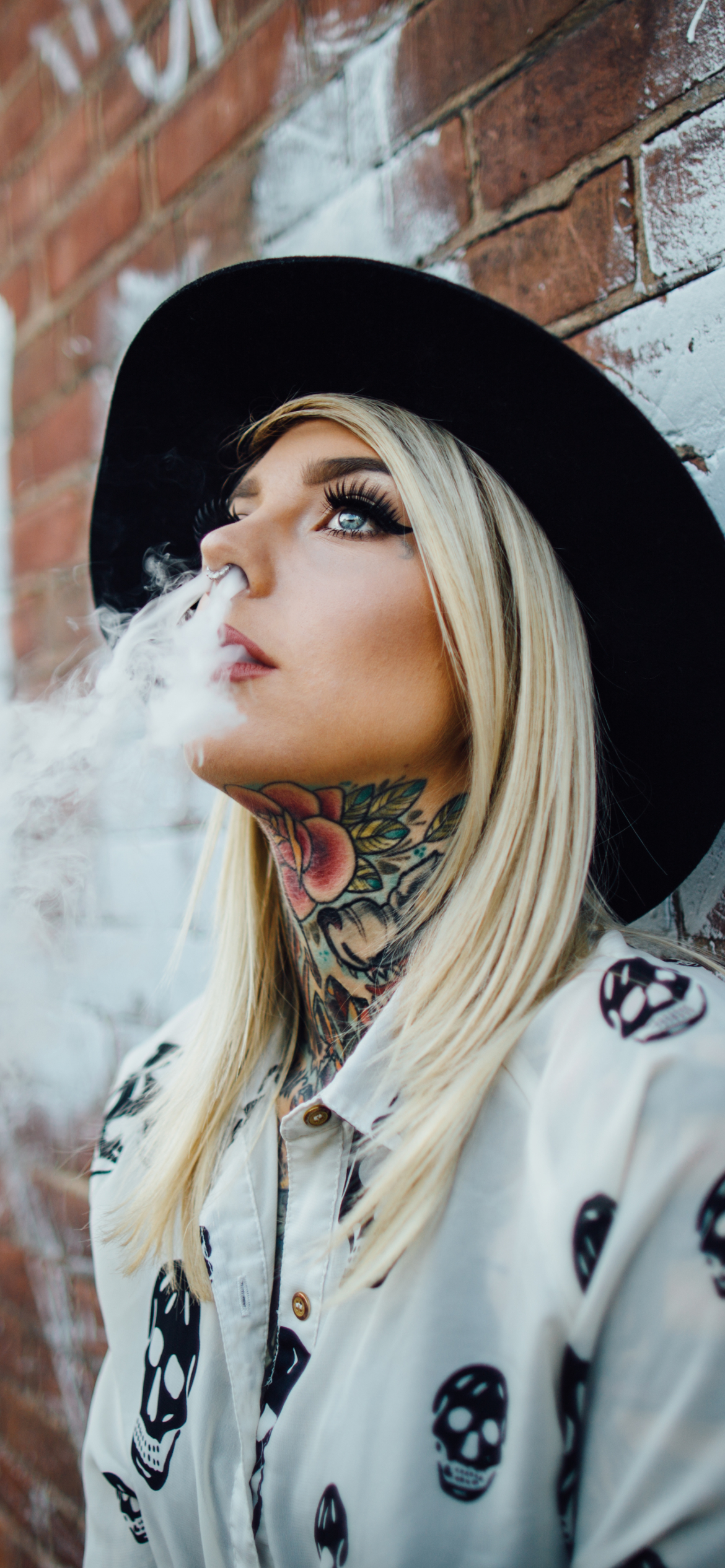 1320351 descargar fondo de pantalla mujeres, tatuaje, sombrero, fumar, humo, modelo, rubio, rubia: protectores de pantalla e imágenes gratis