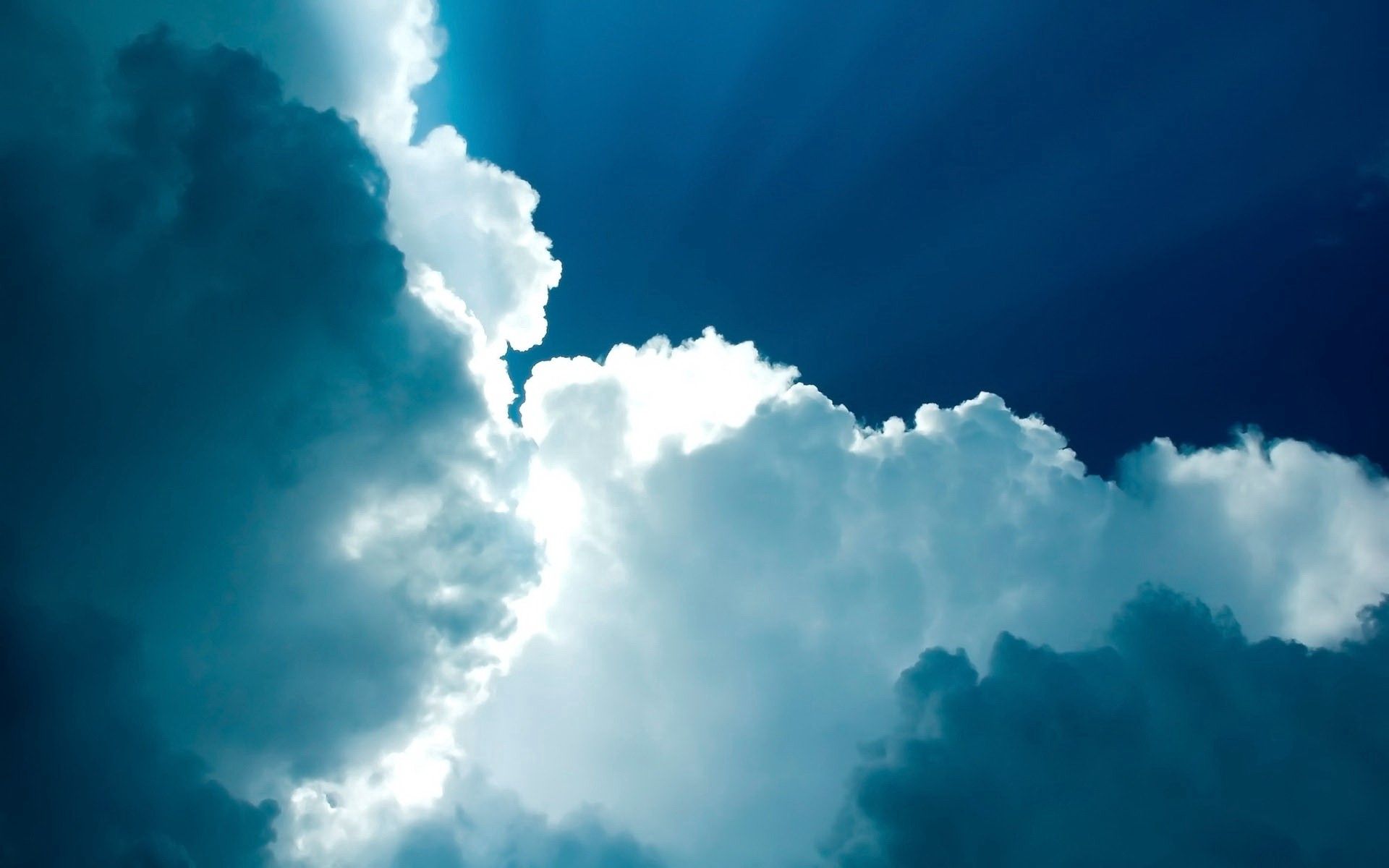 136073 Hintergrundbild herunterladen balken, natur, sky, clouds, blau, scheinen, licht, strahlen, von unten - Bildschirmschoner und Bilder kostenlos