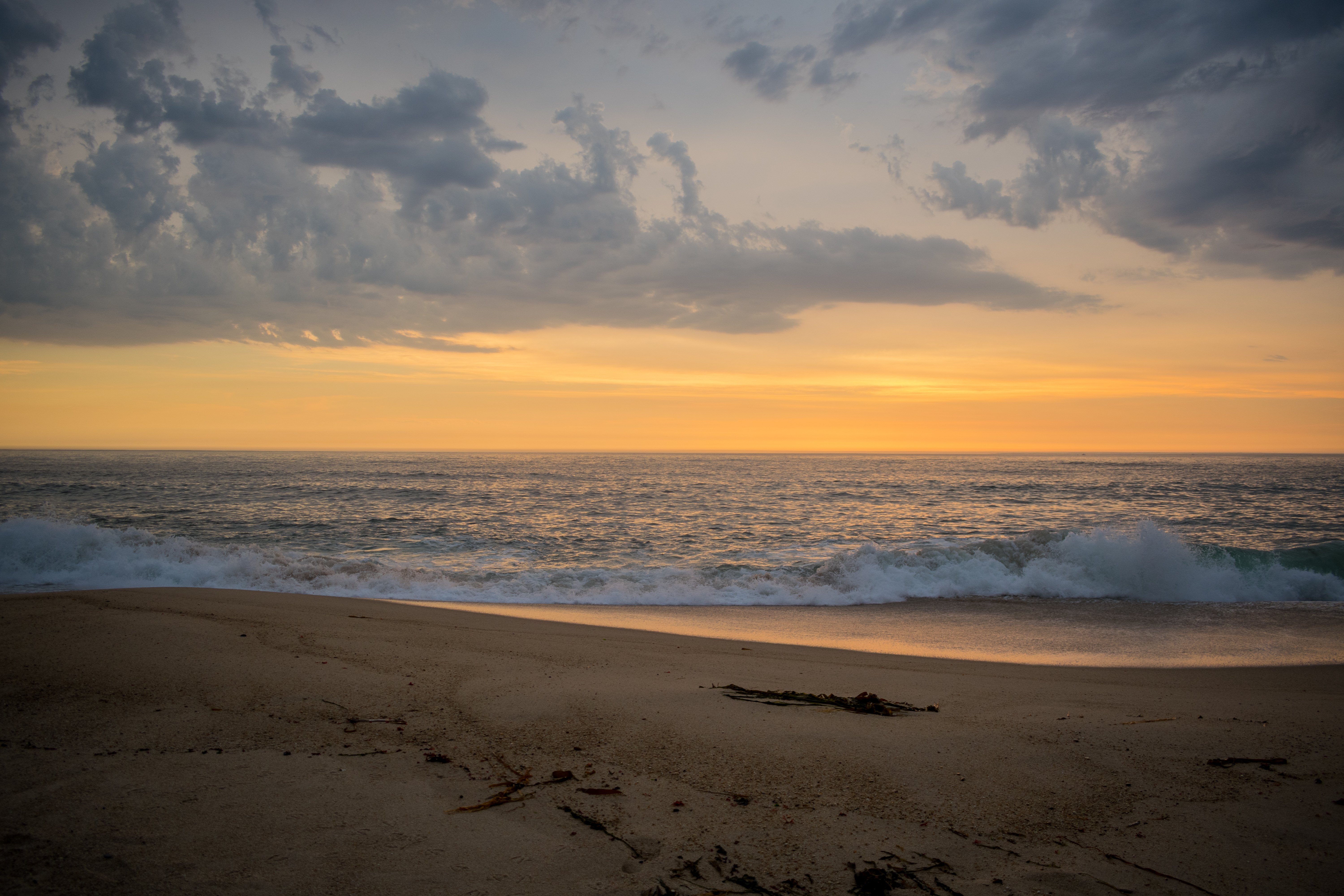 Скачать картинку Песок, Природа, Горизонт, Волны, Пляж в телефон бесплатно.