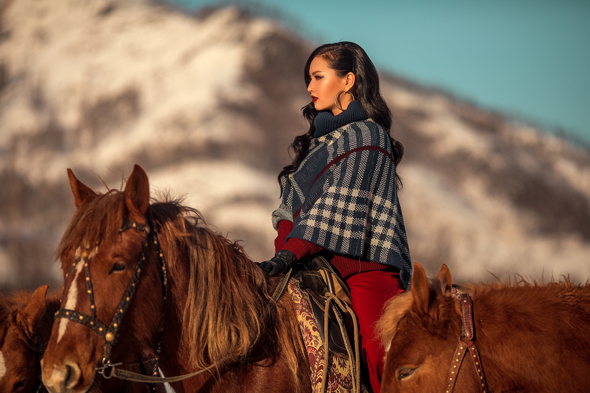 Descarga gratuita de fondo de pantalla para móvil de Caballo, Modelo, Mujeres, Pelo Largo, Pelo Negro, Lápiz Labial, Profundidad De Campo.